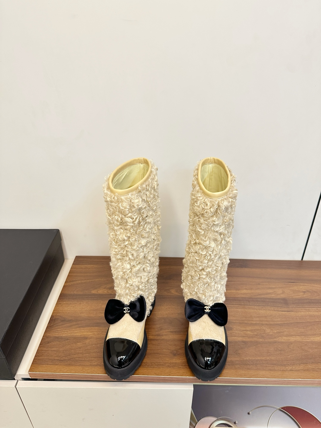 NO:627660,Chanel Xiaoxiang Bowknot Fur Boots Cavalier Boots Chanel Autumn and Winter Heavy Industry Hot Tuscan Fur Boots Xiaohongshu strongly recommends this model, it looks good no matter how you match it, and is a must-have for fashion. Ms. Chanel loves simplicity and is irresistible to match it to show her unique dressing style, keeping up with the fashionable steps of Grandma Xiang!  !  !  Zoom in on the exquisite details. Patent leather upper + calfskin + Tuscan wool. Sheepskin lining. Wear-resistant velvet foam rubber sole. Size 35-39 (order 40/41), boots, chanel, chanel, boots, cowhide, sheepskin19860909Chanel 小香蝴蝶结毛毛靴骑士靴 香奈儿秋冬重工爆款托斯卡纳毛靴 小红书力推款,怎么搭配都好看,时髦精必备,香奈儿女士钟爱简约又难以抗拒搭配展现与众不同的穿搭风格、跟紧香奶奶时尚步伐！！！ 精致细节放大看 鞋面漆皮+小牛皮+托斯卡纳羊毛 内里羊皮 耐磨绒发泡橡胶底 码数35-39（40/41订）,靴子,chanel,chanel,boots,cowhide,sheepskin,Women's Shoes