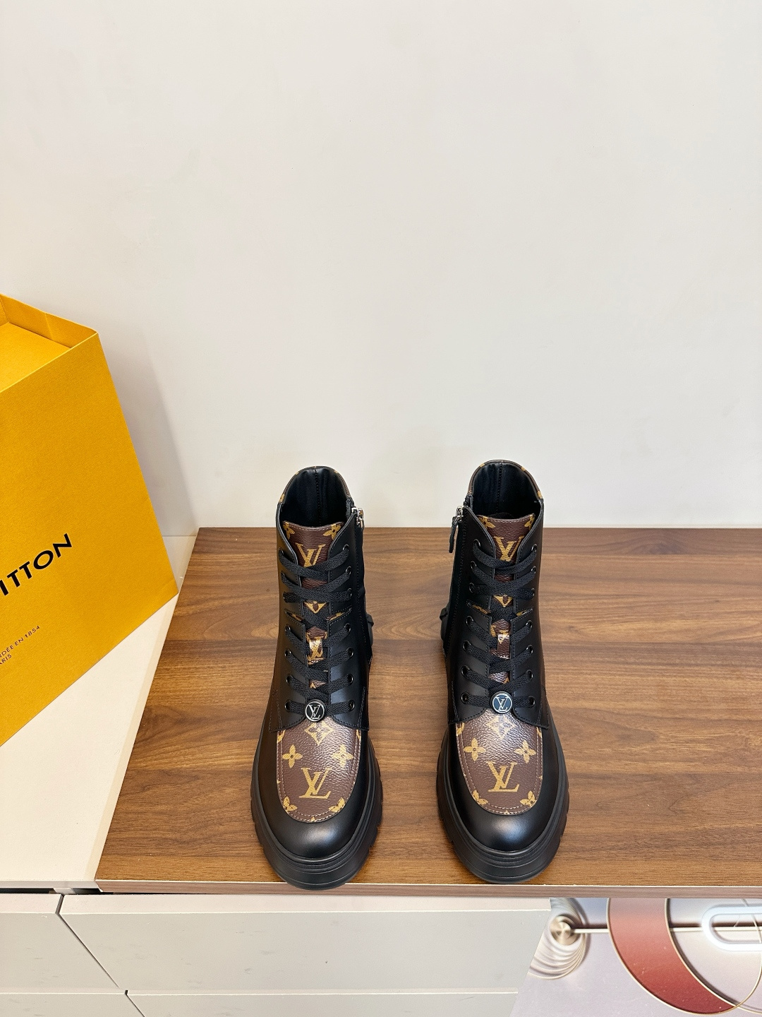 NO:627675,Top version (luxury packaging) LOUIS VUITTON LV Squad series Martin boots LV Squad series Martin boots, made of black cowhide, soft and durable, thick-soled design, light and comfortable, not tired after walking for a long time! The boots have classic Monogram presbyopia, full of brand sense. The overall style is simple and elegant, with workwear style + fashion sense, super versatile in autumn and winter, you can easily control whether it is cool or elegant, it is a must-have practical item in autumn and winter!  Full-grain calfskin upper, matte texture! Water-dyed cowhide lining on the inside. Original IP foam rubber sole. Size 35-41 (customized for 40, 41), boots, louis vuitton, louis vuitton, boots, cowhide19860909顶级版本（豪华包装 LOUIS VUITTON LV Squad 系列马丁靴 LV Squad系列马丁靴,黑色牛皮材质,柔软又耐穿,厚底设计轻便舒适,长时间走路也不累！靴口有经典Monogram老花,品牌感满满.整体简约大气,工装风+时尚感,秋冬穿搭超百搭,无论酷飒还是优雅风都能轻松驾驭,是秋冬必入的实用单品！ 鞋面全粒面小牛皮,雾哑的质感！ 内里水染牛皮里 原版IP发泡橡胶底 码数35-41（40、41订做）,靴子,louis vuitton,louis vuitton,boots,cowhide,Women's Shoes
