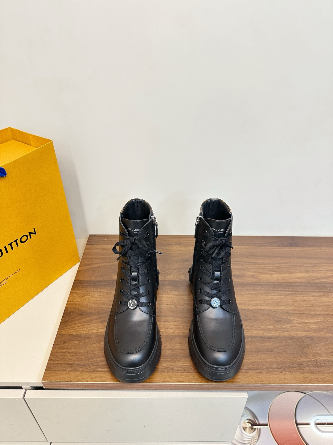 NO:627670,The top version (luxury packaging) LOUIS VUITTON LV25p squad new Martin boots, work boots, LV Ruby boots, the top version is coming, haha, the new boots are very special, the flat boots inspire trendy charm between toughness and femininity, cute and cute big-toe shoes! The upper is full-grain calfskin, matte texture! The lining is water-dyed cowhide, and the original IP foam rubber sole  Size 35-41 (40, 41 customized), boots, louis vuitton, louis vuitton, boots, cowhide19860909顶级版本（豪华包装 LOUIS VUITTON LV25p squad新品马丁靴 工装短靴 LV Ruby 短靴顶级版本爆款来袭,哈哈新款的靴靴非常特别,平底靴在硬朗和柔美之间激发潮流魅力,可可爱爱大头鞋！ 鞋面全粒面小牛皮,雾哑的质感！ 内里水染牛皮里 原版IP发泡橡胶底 码数35-41（40、41订做）,靴子,louis vuitton,louis vuitton,boots,cowhide,Women's Shoes