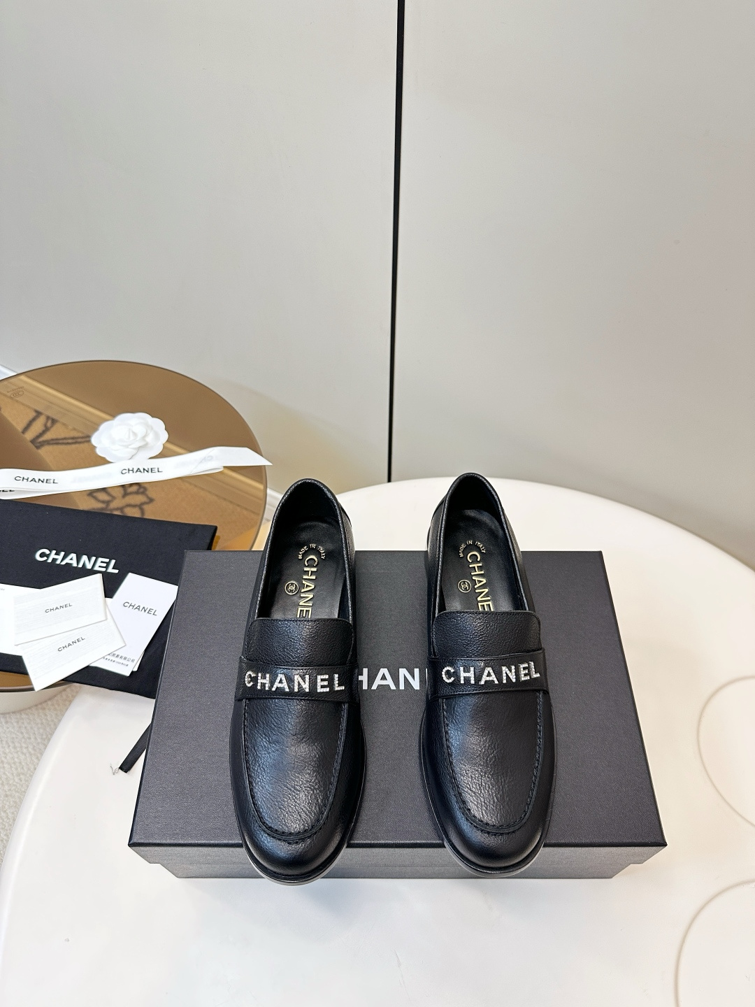 NO:627679,[Top quality] Chanel｜Chanel 25P loafers Chanel 25P loafers, leather + metal letter buckle, simple and recognizable!  The one-leg design is super convenient, making it easy to manage both commuting and leisure. The flat bottom is comfortable and you won’t feel tired after walking for a long time. The retro and elegant style looks great with wide-leg pants, short skirts or suit pants. It can be easily switched to various occasions, fashionable and practical!  Simple but not simple, minimalist black and white tones are paired with geometric lines on the wall to interpret modern modern aesthetics. Details are attitude, from the shine of diamonds to the texture of leather, every inch is paranoid about quality. Materials: Original two-color water-dyed cowhide, high-quality goatskin lining, Italian double-layer leather outsole!  Size 35-40 (40.41 customized), loafers and half slippers, chanel, chanel, loafers, skirts, business suit, cowhide, sheepskin, Leather soles19860909【顶级品质】 Chanel｜香奈儿25P乐福鞋 香奈儿25P乐福穆勒鞋,皮革+金属字母扣,简约又有辨识度！一脚蹬设计超方便,通勤休闲都能轻松驾驭心.平底舒适,长时间走路也不累,复古优雅风格,搭配阔腿裤、短裙或西装裤都很出彩,轻松切换多种场合,时髦又实用！ 简约不简单极简黑白色调搭配墙面几何线条,演绎现代摩登美学. 细节即态度从钻饰光芒到皮革肌理,每一寸皆是对品质的偏执. 材料原版双色水染牛皮 内里优质山羊皮 意大利双层真皮大底！ 码数35-40（40.41订做）,乐福鞋半拖,chanel,chanel,loafers,skirts,business suit,cowhide,sheepskin,Leather soles,Women's Shoes