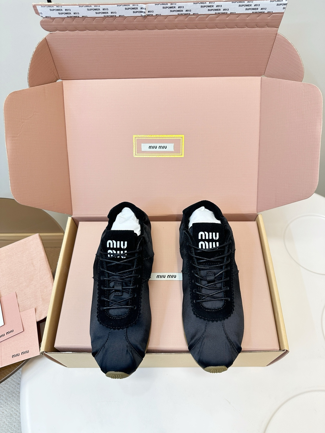 NO:627669,Miu Miu｜Miu Miu 25 new satin ballet shoes (airplane box) Miu Miu Plume series satin ballet shoes combine the silhouette of the shoes with the elegance of ballet shoes. The shoe body is satin + suede stitching, full of luster, and the pleat details are very recognizable. Light-colored rubber flat bottom, super comfortable for daily wear, you can easily create a ballet-style fashion in either skirts or trousers. It is Miu Miu  Miu hot item!  Fabric: silk satin, sheepskin latex feet, size 35-40 (customized at 40.41), ballet shoes, miumiu, skirts, sheepskin, real silk, silk fabric, chamois leather19860909MiuMiu｜缪缪25新品绸缎面芭蕾德训鞋（飞机盒） Miu Miu Plume系列缎面芭蕾德训鞋,将德训鞋轮廓和芭蕾舞鞋优雅感融合,鞋身缎面＋麂皮拼接,光泽感满满,褶皱细节超有辨识度f《.浅色橡胶平底,日常穿超舒适,无论裙装还是裤装都能轻松打造芭蕾风时髦感,是Miu Miu热门单品！ 面料真丝绸缎面 羊皮乳胶垫脚 码数35-40（40.41订做）,芭蕾舞鞋,miumiu,skirts,sheepskin,real silk,silk fabric,chamois leather,Women's Shoes