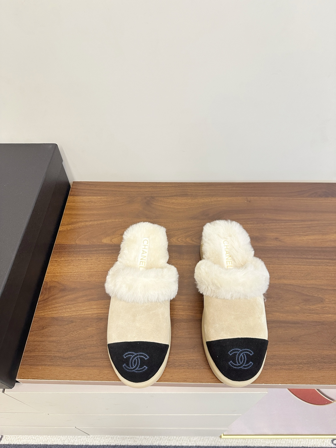 NO:627655,Chanel 25A wool color-blocked double C lazy slippers. Chanel 25A series wool color-blocked slippers, suede + black toe, simple and high-end. The mouth of the shoe is wrapped in lambswool, soft and warm, perfect for autumn and winter. Double C embroidery on the toe, full of brand feel. Flat design, comfortable for daily wear or indoors, paired with light-colored coats and knitted skirts, easy to get a gentle atmosphere. Material: high silk suede, wool lining  Original rubber outsole, size 35-40 (customized at 40.41), half-drag snow boots, chanel, boots, slippers, skirts19860909Chanel 25A 羊毛拼色双C懒人拖鞋 Chanel 25A系列羊毛拼色拖鞋,绒面+黑色鞋头,简约又高级.鞋口羊羔毛包裹,柔软又保暖,秋冬穿超合适.鞋头双C刺绣,品牌感满满.平底设计,日常穿或室内都很舒适,搭配浅色大衣、针织裙,轻松get温柔氛围感穿搭M. 材料高丝光牛反绒 内里羊毛内里 原版橡胶大底 码数35-40（40.41订做）,半拖雪地靴,chanel,boots,slippers,skirts,Women's Shoes