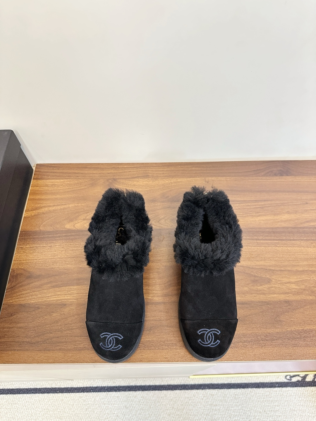 NO:627659,Chanel 25K Lambswool Short Boots Naked Boots Chanel 25K series of lambswool short boots, a must-have for autumn and winter!  Made of fur imported from Australia, it is soft and warm. The double C embroidery on the toe is very recognizable. The off-white + black color matching design is elegant and fashionable. It has an invisible height of 3cm and is stable for walking. 1. Non-slip rubber sole, which is not afraid of rain or snow. The lamb hair wraps the ankle, which is warm and comfortable. It goes well with knitted skirts or jeans. It is the highlight of autumn and winter wear!  Material: high silk satin suede, wool lining, original rubber outsole, size 35-40 (customized at 40.41), half-drag snow boots, chanel, boots, skirts, jeans19860909Chanel 25K羊羔毛短靴 裸靴 Chanel 25K系列羊羔毛短靴,秋冬必备！澳洲进口皮毛一体,柔软又保暖,鞋头双C刺绣超有辨识度.米白+黑色拼色设计,优雅又时髦,3cm隐形增高,走路稳稳的1.防滑橡胶鞋底,雨雪天也不怕,羊羔毛包裹脚踝,温暖又舒适,搭配针织裙或牛仔裤都很出彩,是秋冬穿搭亮点！ 材料高丝光牛反绒 内里羊毛内里 原版橡胶大底 码数35-40（40.41订做）,半拖雪地靴,chanel,boots,skirts,jeans,Women's Shoes