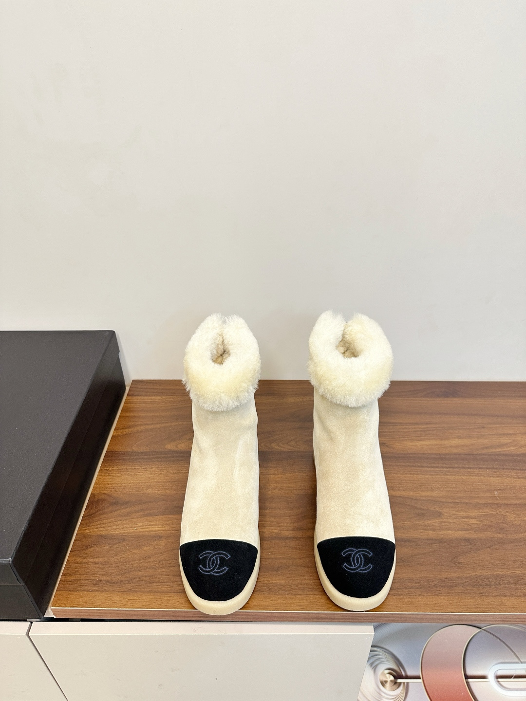 NO:627664,Chanel 25K lamb wool short boots, chimney boots Chanel 25K series of lamb wool short boots, a must-have for autumn and winter!  Made of fur imported from Australia, it is soft and warm. The double C embroidery on the toe is very recognizable. The off-white + black color matching design is elegant and fashionable. It has an invisible height of 3cm and is stable for walking. 1. Non-slip rubber sole, which is not afraid of rain or snow. The lamb hair wraps the ankle, which is warm and comfortable. It goes well with knitted skirts or jeans. It is the highlight of autumn and winter wear!  Material: high silk satin suede, wool lining, original rubber outsole, size 35-40 (customized at 40.41), half-drag snow boots, chanel, boots, skirts, jeans19860909Chanel 25K羊羔毛短靴 烟筒靴 Chanel 25K系列羊羔毛短靴,秋冬必备！澳洲进口皮毛一体,柔软又保暖,鞋头双C刺绣超有辨识度.米白+黑色拼色设计,优雅又时髦,3cm隐形增高,走路稳稳的1.防滑橡胶鞋底,雨雪天也不怕,羊羔毛包裹脚踝,温暖又舒适,搭配针织裙或牛仔裤都很出彩,是秋冬穿搭亮点！ 材料高丝光牛反绒 内里羊毛内里 原版橡胶大底 码数35-40（40.41订做）,半拖雪地靴,chanel,boots,skirts,jeans,Women's Shoes