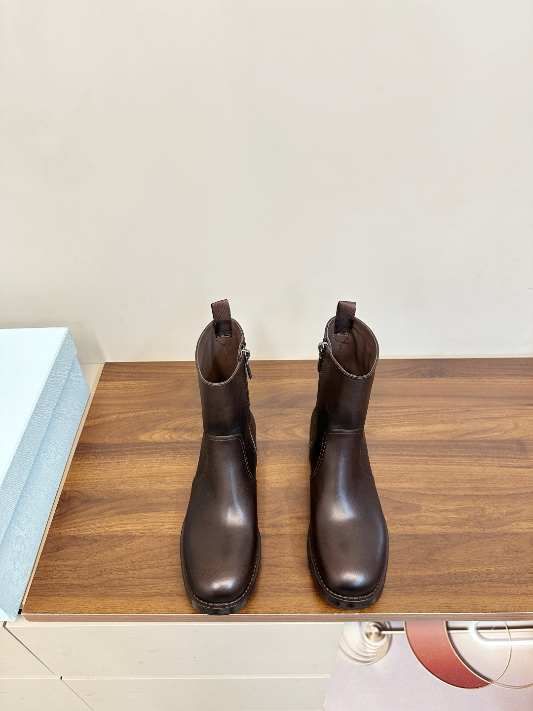 NO:627636,Prada｜Prada 25 new motorcycle boots for autumn and winter PRADA Rider Short Boots｜'Savage Growth' Crushes the exquisite routine. Oil-waxed leather kneads the wrinkle ambition. The metal buckle locks the 'anti-refined' rebellion. The looseness of the boots is intentional laziness. High-end can be very wild. Looseness is the most fashionable hidden weapon. The upper is made of soft calfskin with natural wrinkles!  Very retro lining, cowhide lining, foot cowhide, Italian genuine leather injection molded combination outsole size 35-40 (customized at 40.41), boots, prada, prada, boots, cowhide19860909Prada｜普拉达25秋冬新品机车靴短靴 PRADA 骑士短靴｜「野蛮生长」 碾碎精致套路 油蜡皮揉出褶皱野心 金属扣锁住「反精致」的叛逆 靴筒松垮是故意的慵懒 高级可以很野 松弛才是最狠的时髦暗器 鞋面采用植柔小牛皮,自然褶皱！非常复古 内里 牛皮内里,垫脚牛皮 意大利真皮注塑组合大底 size35-40（40.41订做）,靴子,prada,prada,boots,cowhide,Women's Shoes