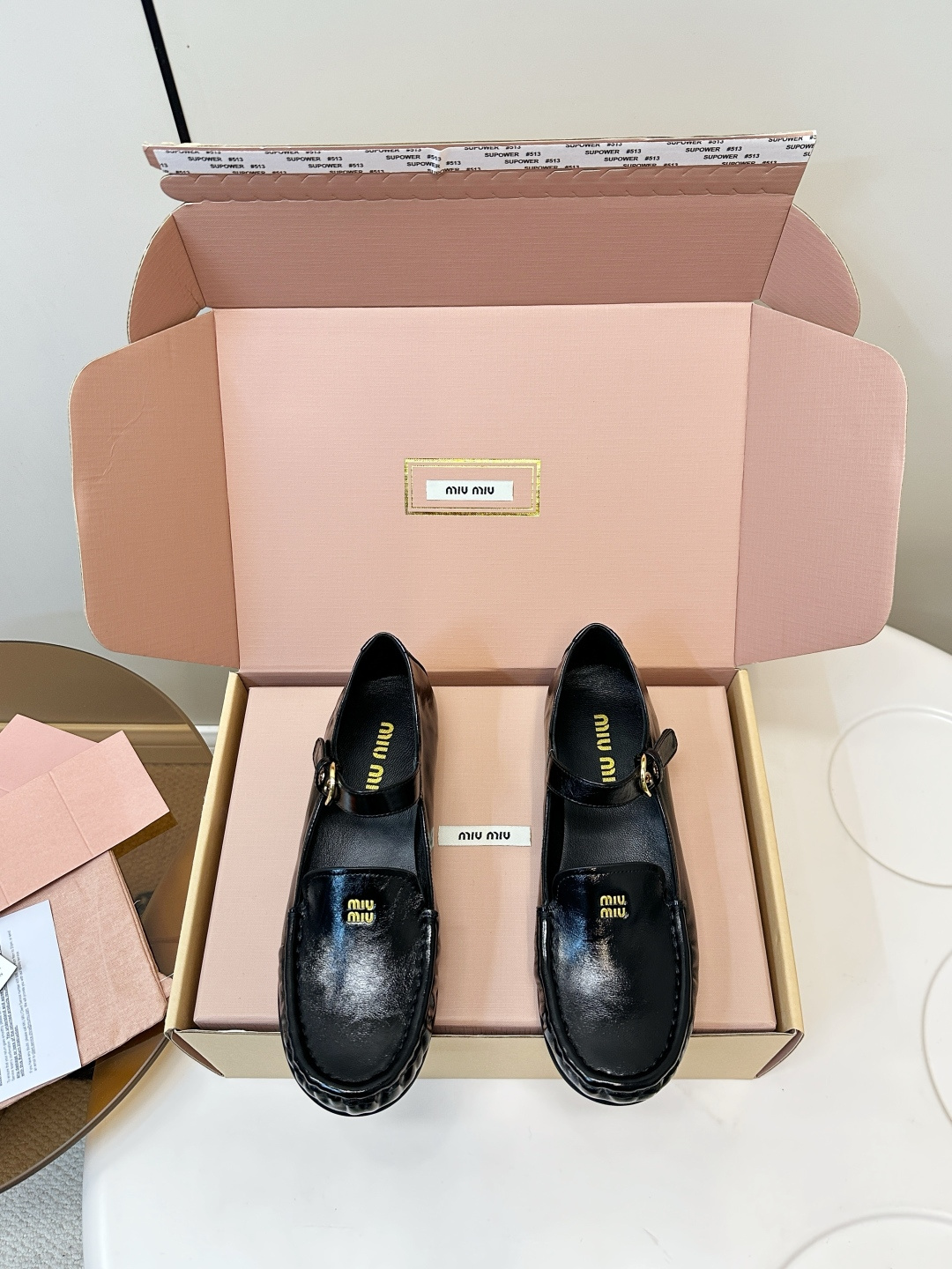 NO:627647,MiuMiu's new catwalk Mary Jane loafers (airplane box 10) MiuMiu autumn and winter Loafer Mary Jane shoes, smooth leather + metal buckle, retro and fashionable! Round toe design + low heel, super comfortable for daily commuting. The upper has the brand logo, perfect details, and the elastic band on the instep is more stable. It is versatile with bare feet or with socks ~ you can match it with skirts and trousers, and you can easily get the 'old money style' style 4. Fabric  Oiled calfskin (very soft and delicate), sheepskin lining, large rubber sole! Size 35-40 (40. Customized), loafers, miumiu, loafers, mary jane, skirts, cowhide, sheepskin, socks.19860909MiuMiu 走秀新品 玛丽珍 乐福鞋（飞机盒10 MiuMiu 秋冬乐福玛丽珍鞋,光面皮革+金属搭扣,复古又时髦！ 圆头设计+低跟,通勤日常都超舒适心. 鞋面有品牌Logo,细节满分,脚背弹力带更稳固,光脚or搭配袜子都很百搭～裙装裤装随心搭,轻松get“老钱风”穿搭风格4. 面料 油蜡小牛皮（非常柔软细腻） 内里羊皮内里 大底橡胶底！ 码数35-40（40.订做）,乐福鞋,miumiu,loafers,mary jane,skirts,cowhide,sheepskin,socks,Women's Shoes