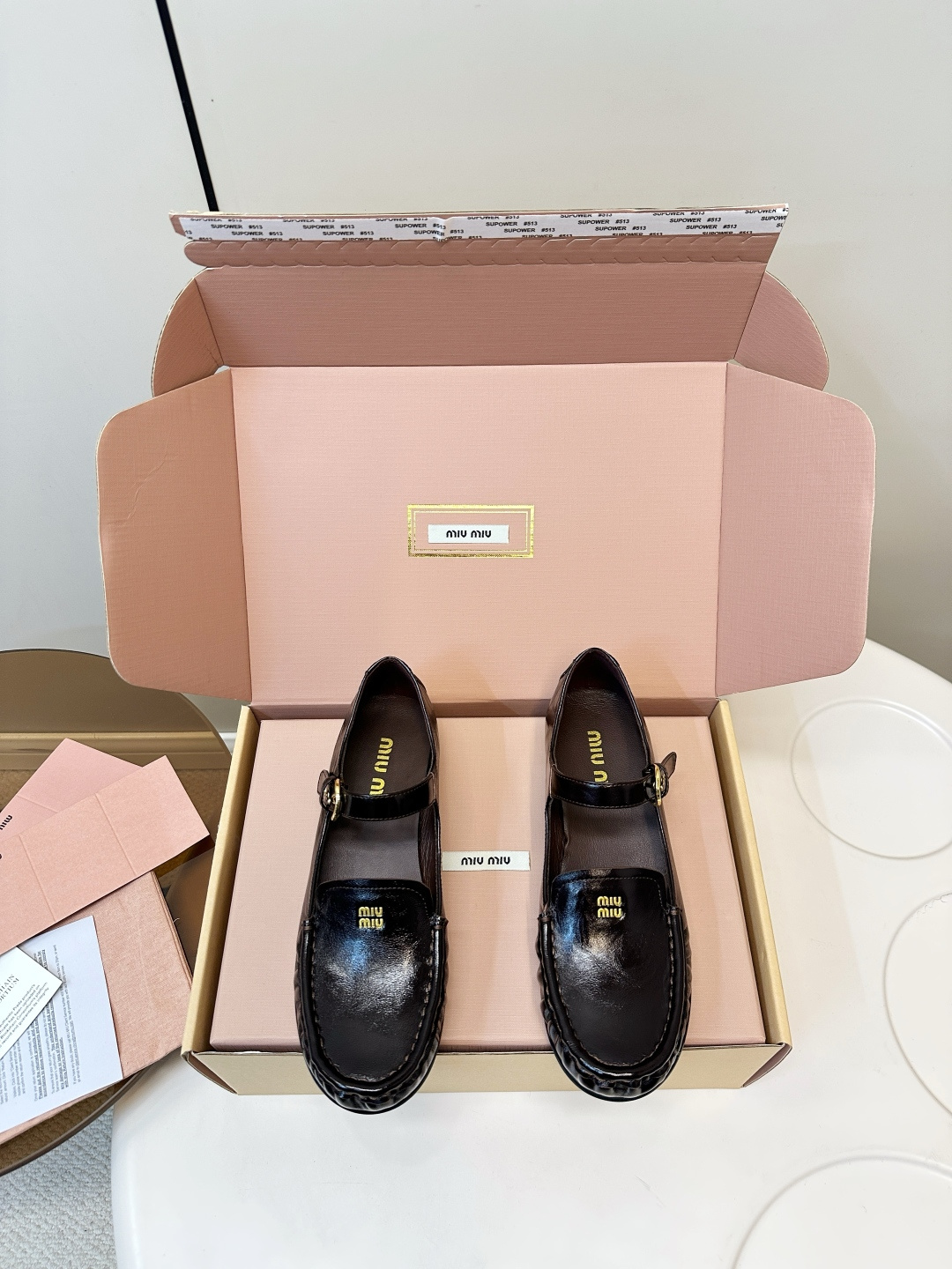 NO:627642,MiuMiu new catwalk product Mary Jane loafers (airplane box) MiuMiu autumn and winter loafers Mary Jane shoes, smooth leather + metal buckle, retro and fashionable!  Round toe design + low heel, super comfortable for daily commuting. The upper has the brand logo, perfect details, and the elastic band on the instep is more stable. It can be matched with bare feet or socks. It can be worn with skirts and trousers, and you can easily get the 'old money style' style 4. Material: waxed calfskin (very soft and delicate), sheepskin lining, outsole, rubber sole!  Size 35-40 (40. Customized), loafers, miumiu, loafers, mary jane, skirts, cowhide, sheepskin, socks19860909MiuMiu 走秀新品 玛丽珍 乐福鞋（飞机盒） MiuMiu 秋冬乐福玛丽珍鞋,光面皮革+金属搭扣,复古又时髦！ 圆头设计+低跟,通勤日常都超舒适心. 鞋面有品牌Logo,细节满分,脚背弹力带更稳固,光脚or搭配袜子都很百搭～裙装裤装随心搭,轻松get“老钱风”穿搭风格4. 面料 油蜡小牛皮（非常柔软细腻） 内里羊皮内里 大底橡胶底！ 码数35-40（40.订做）,乐福鞋,miumiu,loafers,mary jane,skirts,cowhide,sheepskin,socks,Women's Shoes
