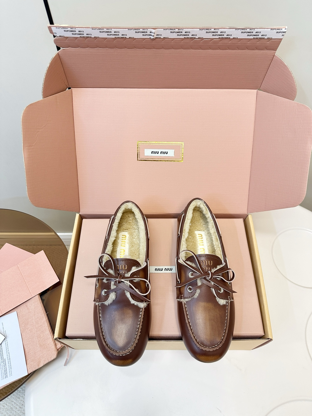 NO:627652,Miu Miu Lambswool Loafers Old Money Style Driving Shoes (Airplane Box 10) Miu Miu Autumn and Winter Series Lambswool Loafers, retro British style, polished cowhide upper + lambswool lining, warm and comfortable. Round toe lace-up design, exquisite details, soft soles, not tiring to wear for a long time. Caramel brown has a great autumn and winter atmosphere, goes well with skirts or jeans, can be easily used for commuting, dating, and daily life, it is a versatile artifact in autumn and winter  Material: retro polished cowhide, lamb wool lining, code number 35-40 (40 customized), loafers, miumiu, loafers, skirts, jeans, cowhide19860909Miu Miu 羊羔毛乐福鞋 老钱风开车鞋（飞机盒10） Miu Miu 秋冬系列羊羔毛乐福鞋,复古英伦风,擦色牛皮鞋面+羊羔毛内里,温暖又舒适. 圆头系带设计,细节精致,鞋底柔软,长时间穿也不累.焦糖棕色超有秋冬氛围感,搭裙装或牛仔裤都很出彩,通勤、约会、日常都能轻松驾驭,是秋冬百搭神器 材料复古擦色牛皮 内里羊羔毛 码数35-40（40订做）,乐福鞋,miumiu,loafers,skirts,jeans,cowhide,Women's Shoes