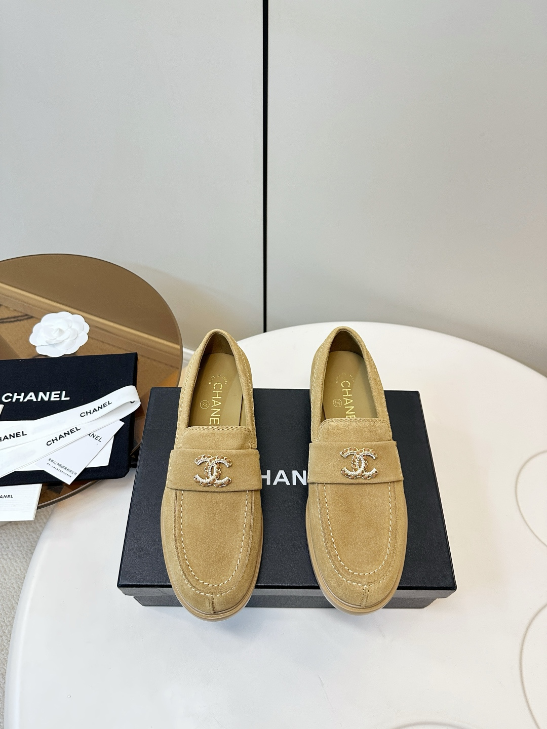 NO:627624,[Original order from Dongguan] Chanel｜Chanel 25A suede workshop double C buckle loafers Chanel 25A workshop series loafers are made of light khaki suede, soft and comfortable, perfect for autumn and winter!  The double C metal logo + rhinestone embellishment on the upper is full of sophistication. The flat-bottom design is OK for commuting and leisure, and it is super convenient to slip on. The suede leather has a high-end texture. Pair it with suit pants or jeans, and you can easily switch between smart or relaxed style. It is a versatile artifact in autumn and winter!  Upper made of high-quality deerskin, lining sheepskin lining, Italian three-layer leather outsole, size 35-40 (customized for 40, loafers, chanel, chanel, loafers, jeans, business suit, sheepskin, chamois leather, Leather soles19860909【东莞原单】 Chanel｜香奈儿25A麂皮手工坊双C扣乐福鞋 香奈儿25A手工坊系列乐福鞋,选用浅卡其色麂皮,柔软舒适,秋冬穿超合适！鞋面双C金属标志+水钻点缀,精致感满满 .平底设计,通勤休闲都OK,一脚蹬超方便～麂皮质感高级,搭配西装裤或牛仔裤,轻松切换干练or松弛风,是秋冬百搭神器！ 鞋面优质鹿皮绒材质 内里绵羊皮内里 意大利三层真皮大底 码数35-40（40订做,乐福鞋,chanel,chanel,loafers,jeans,business suit,sheepskin,chamois leather,Leather soles,Women's Shoes