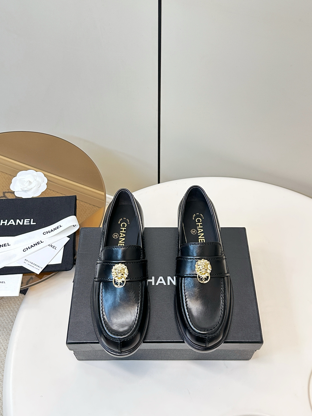 NO:627630,[Original order from Dongguan] Chanel｜Chanel 25A Lion Buckle Workshop Double C Buckle Loafers Chanel 25A Workshop Series Loafers are made of high-quality waxed calfskin, soft and comfortable, perfect for autumn and winter wear!  The upper has a lion double-C metal logo and is full of sophistication. The flat-bottom design is OK for commuting and leisure, and it is super convenient to slip on. The suede leather has a high-end feel. Pair it with suit pants or jeans, and you can easily switch between smart or relaxed styles. It is a versatile artifact in autumn and winter!  Upper quality waxed calfskin, lining sheepskin lining, Italian three-layer genuine leather outsole, size 35-40 (custom-made 40, loafers, chanel, chanel, loafers, jeans, business suit, cowhide, sheepskin, chamois leather, Leather soles19860909【东莞原单】 Chanel｜香奈儿25A狮子扣手工坊双C扣乐福鞋 香奈儿25A手工坊系列乐福鞋,选用优质油蜡小牛皮,柔软舒适,秋冬穿超合适！鞋面狮子双C金属标志精致感满满 .平底设计,通勤休闲都OK,一脚蹬超方便～麂皮质感高级,搭配西装裤或牛仔裤,轻松切换干练or松弛风,是秋冬百搭神器！ 鞋面优质油蜡小牛皮 内里绵羊皮内里 意大利三层真皮大底 码数35-40（40订做,乐福鞋,chanel,chanel,loafers,jeans,business suit,cowhide,sheepskin,chamois leather,Leather soles,Women's Shoes