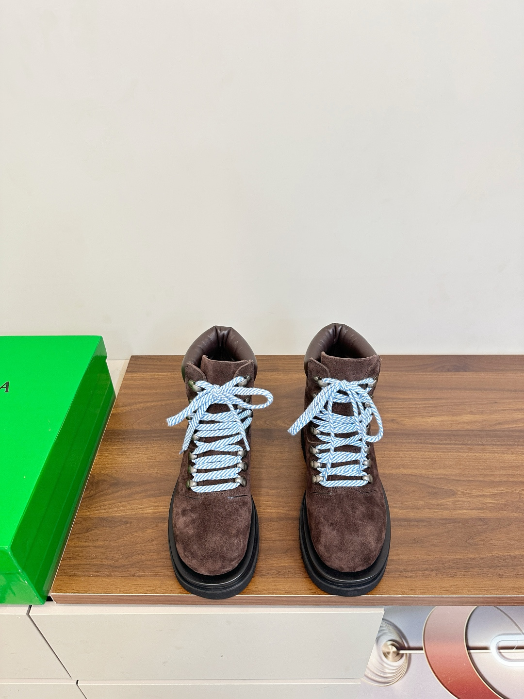 NO:627641,BOTTEGA VENETA Lug BV's new hiking boots. These BOTTEGA VENETA Lug hiking boots are made of star anise-colored suede, with a perfect retro texture!  Blue and white contrast shoelaces + metal shoe buckles, ultra-fine details. Thick rubber soles are non-slip and increase height. They are perfect for autumn and winter wear. They can be easily worn in overalls or coats. Leather collar + cow leather lining, comfortable and durable, suitable for commuting or light outdoor use!  Tough workwear style combined with fashion sense, it is a versatile item that must be purchased in autumn and winter. Upper: High mercerized cowhide suede. Lining: cowhide lining. Outsole. EVA foam + wear-resistant velvet combination bottom. Size: 35-40 (40.41.42 customized), boots, bottega veneta, bottega veneta, boots, cowhide19860909BOTTEGA VENETA Lug BV 新品登山靴 这款BOTTEGA VENETA Lug登山靴采用八角茴香色绒面革,复古质感满分！蓝白撞色鞋带+金属鞋扣,细节超精致 厚橡胶鞋底防滑又增高,秋冬穿搭超适合,无论工装裤还是大衣都能轻松驾驭 皮革鞋领+牛皮革衬里,舒适又耐用,通勤或轻户外都OK！硬朗工装风融合时尚感,是秋冬必入的百搭単品 鞋面 高丝光牛反绒 内里 牛皮里 大底 EVA发泡+耐磨绒组合底 码数35-40（40.41.42订做）,靴子,bottega veneta,bottega veneta,boots,cowhide,Women's Shoes