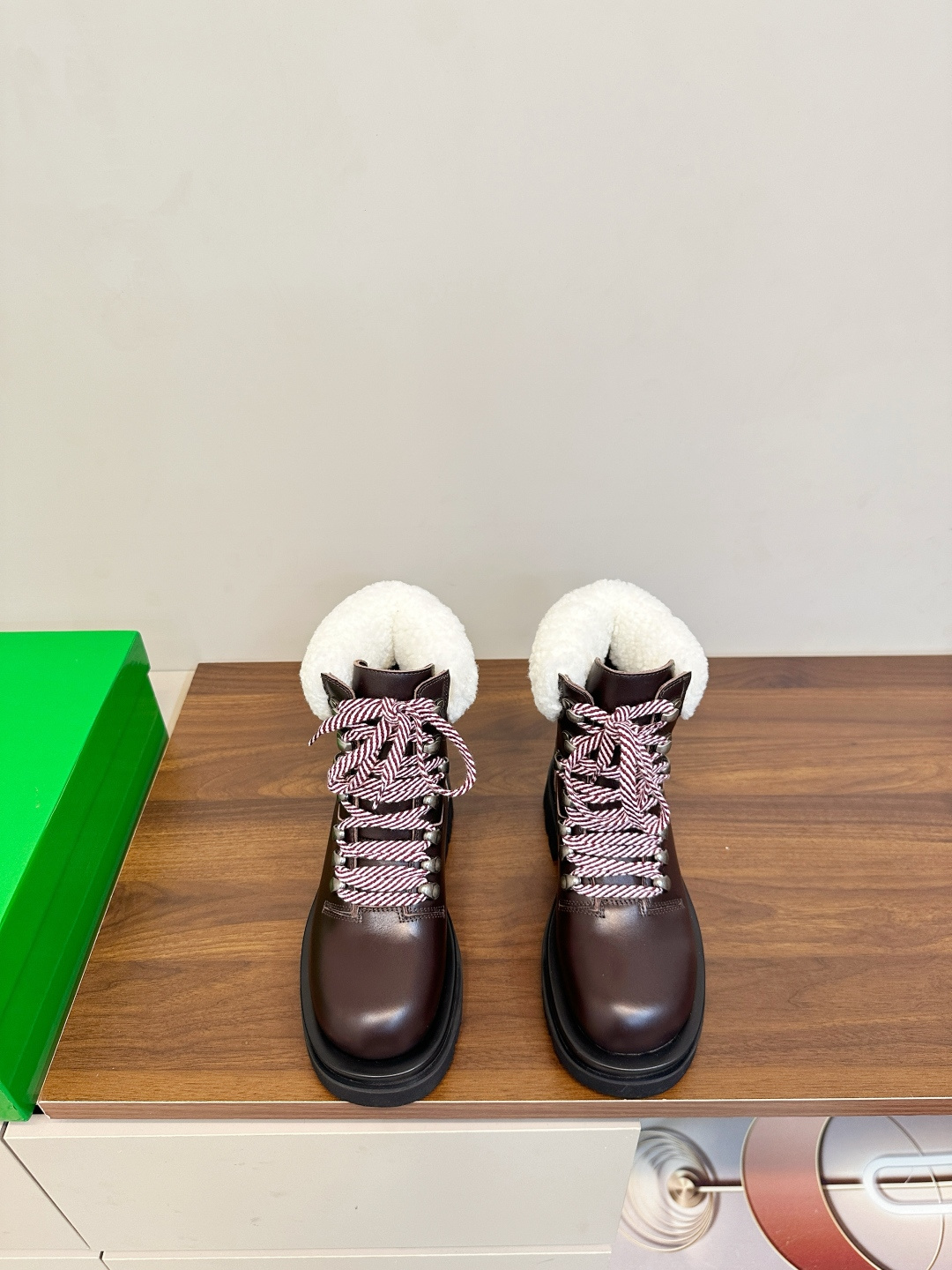 NO:627646,BOTTEGA VENETA Lug BV new wool collar hiking boots. These BV work boots are made of high-quality leather + white lambswool lining. They are super warm for autumn and winter. Metal eyelets + woven laces, perfect details and highly recognizable. The boot height is just right, it modifies the leg shape and is comfortable. It can be worn by both men and women. The size is larger. It is recommended to choose a half size smaller or the full size. Pair it with jeans and work clothes to easily get a cool street feeling!  Comfortable and durable, suitable for commuting or light outdoor use!  Tough workwear style combined with fashion sense, it is a must-have versatile item in autumn and winter. Upper calfskin + lambswool collar lining cowhide lining outsole EVA foam + wear-resistant velvet combined sole Size 35-40 (40.41.42 customized), boots,bottega veneta,bottega veneta,boots,jeans,cowhide19860909BOTTEGA VENETA Lug BV 新品羊毛领登山靴 这款BV工装靴,优质皮革+白色羊羔毛内衬,秋冬穿超暖.金属孔眼+编织鞋带,细节满分,辨识度超高.靴筒高度刚好,修饰腿型又舒适,男女都能穿,尺码偏大,建议选小半码或正码.搭配牛仔裤、工装风,轻松get酷飒街头感！舒适又耐用,通勤或轻户外都OK！硬朗工装风融合时尚感,是秋冬必入的百搭単品 鞋面 小牛皮+羊羔毛领口 内里 牛皮里 大底 EVA发泡+耐磨绒组合底 码数35-40（40.41.42订做）,靴子,bottega veneta,bottega veneta,boots,jeans,cowhide,Women's Shoes