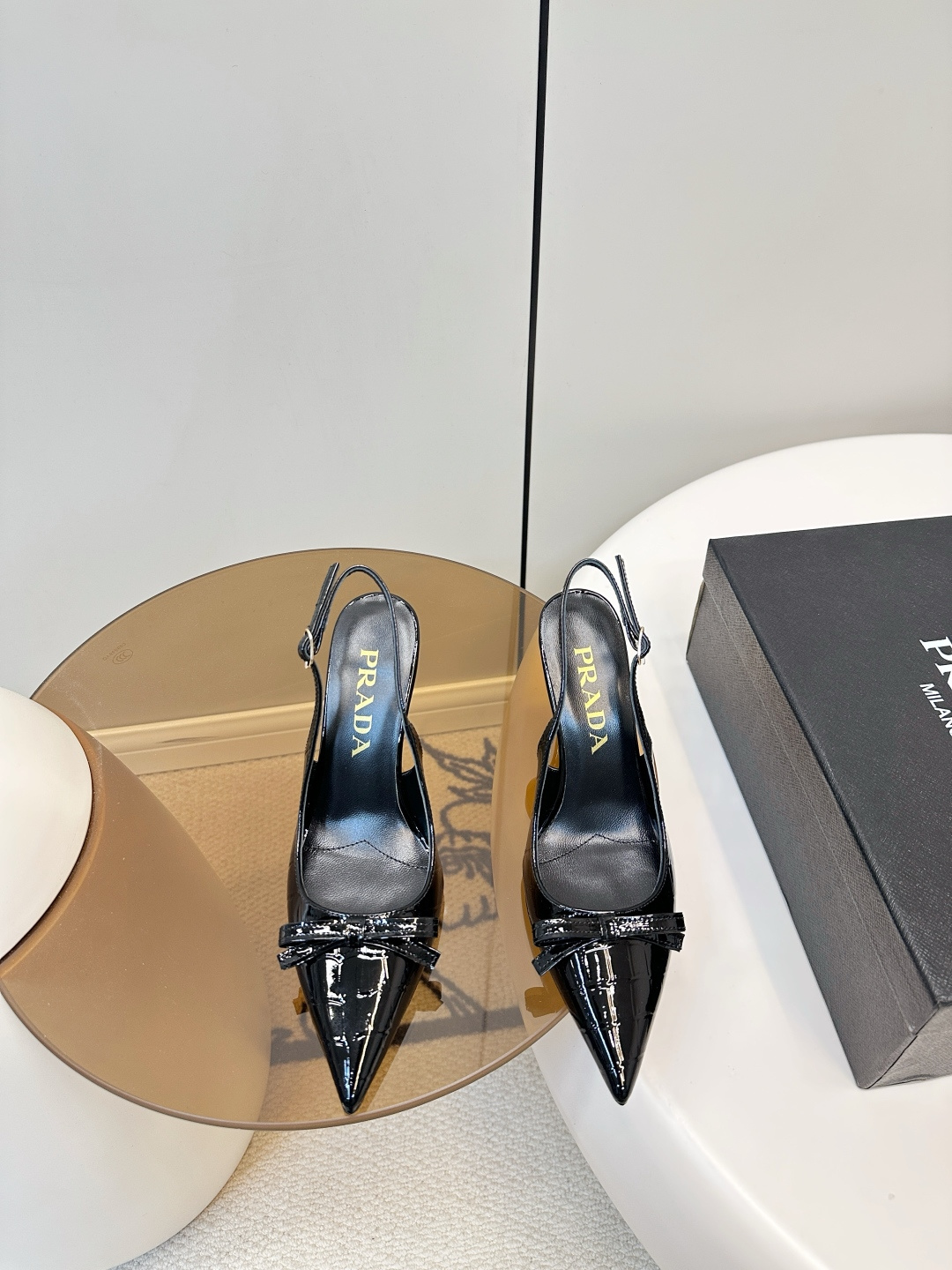 NO:627606,PRADA Bow Sexy High Heels Sandals PRADA black patent leather high heels, pointed toe + stiletto heel design, with a heel height of about 8.5cm, elegant and long legs. The upper is embellished with bows, full of sophistication, and the back strap is more comfortable. Italian leather outsole, imported cowhide embossing, high-quality texture and durable. Whether commuting, dating or formal occasions, it can be easily controlled, with both temperament and practicality. It is a must-have item in the wardrobe of urban girls!  Sheepskin lining and Italian genuine leather bottom!  Size 35-39, high heels sandals, prada, sandals, high heels, cowhide, sheepskin, Leather soles19860909PRADA 蝴蝶结 性感高跟鞋 凉鞋 PRADA黑色漆皮高跟鞋,尖头+细跟设计,跟高约8.5cm,优雅又显腿长.鞋面蝴蝶结点缀,精致感满满,后空绑带更舒适. 意大利真皮大底, 进口牛皮压纹,质感高级又耐穿心. 无论通勤、约会还是正式场合,都能轻松驾驭,气质与实用性兼具,是都市女生衣橱必备单品！ 内里 羊皮里 意大利真皮底！ 码数35-39,高跟鞋凉鞋,prada,sandals,high heels,cowhide,sheepskin,Leather soles,Women's Shoes