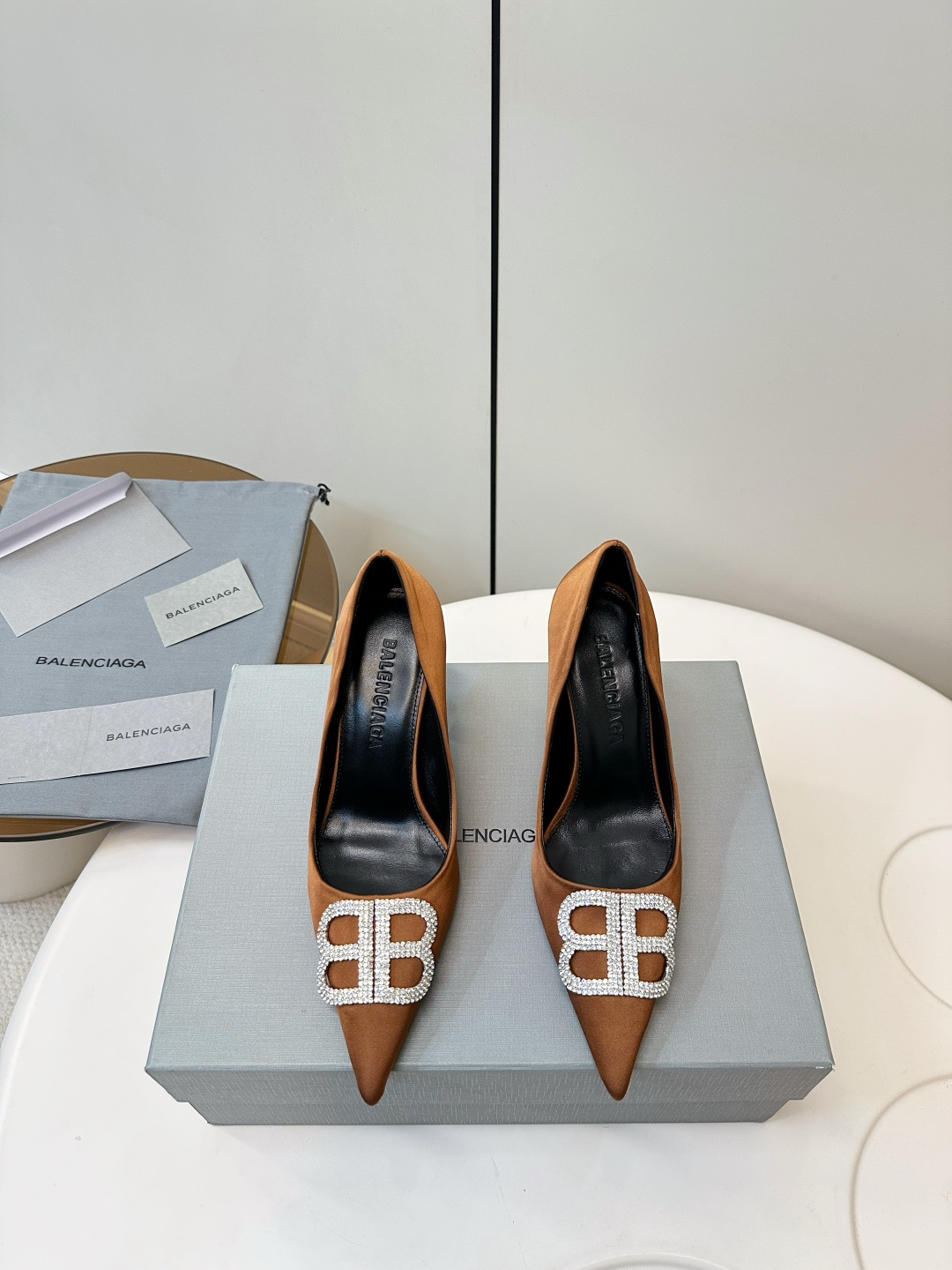 NO:627651,Balenciaga | Balenciaga BB diamond buckle high heels Balenciaga BB diamond buckle high heels, satin + full diamond BB buckle, full of luxury and elegance!  The pointed toe design modifies the foot shape, and the 8cm stiletto heel elongates the leg line, and the temperament is directly uplifting. The Italian leather outsole is comfortable and durable, and the shallow mouth design is easy to put on and take off. It can be easily used for commuting, dating, and formal occasions. Skirts and trousers are very versatile. Real silk satin, sheepskin lining, code number 35-39, high heels, balenciaga, balenciaga, high heels, skirts, sheepskin, real silk, silk fabric, Leather soles19860909Balenciaga｜巴黎世家 BB钻扣高跟鞋 巴黎世家BB钻扣高跟鞋,绸缎+满钻BB 扣,奢华优雅感拉满！尖头设计修饰脚型,8cm细跟拉长腿部线条,气质直接up心. 意大利真皮大底,舒适又耐用,浅口设计穿脱方便,通勤、约会、正式场合都能轻松驾驭,裙装裤装都超百搭 真丝绸缎面 内里羊皮 码数35-39,高跟鞋单鞋,balenciaga,balenciaga,high heels,skirts,sheepskin,real silk,silk fabric,Leather soles,Women's Shoes