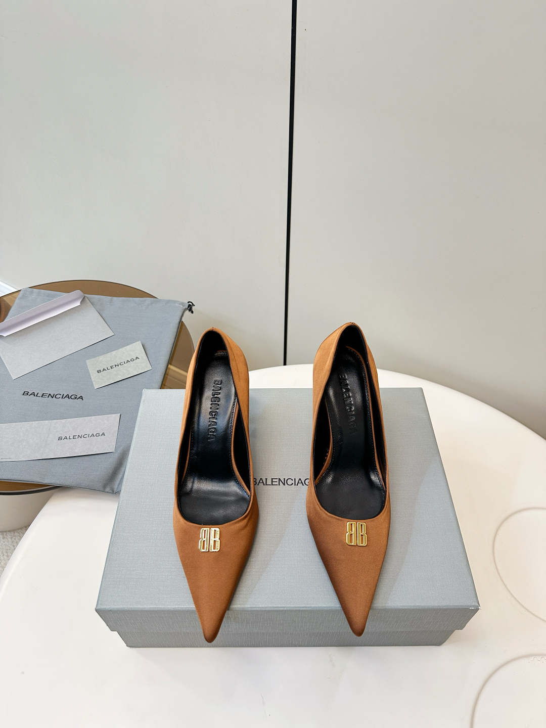 NO:627654,Balenciaga | Balenciaga BB iconic metal buckle high heels Balenciaga BB diamond buckle high heels, satin + metal BB buckle, full of luxury and elegance!  The pointed toe design modifies the foot shape, and the 8cm stiletto heel elongates the leg line, and the temperament is directly uplifting. The Italian genuine leather outsole is comfortable and durable, and the shallow mouth design is easy to put on and take off. It can be easily used for commuting, dating, and formal occasions. Skirts and trousers are very versatile. Real silk satin, sheepskin lining, code number 35-39, high heels, balenciaga, balenciaga, high heels, skirts, sheepskin, real silk, silk fabric, Leather soles19860909Balenciaga｜巴黎世家 BB标志性金属扣高跟鞋 巴黎世家BB钻扣高跟鞋,绸缎+金属BB 扣,奢华优雅感拉满！尖头设计修饰脚型,8cm细跟拉长腿部线条,气质直接up心. 意大利真皮大底,舒适又耐用,浅口设计穿脱方便,通勤、约会、正式场合都能轻松驾驭,裙装裤装都超百搭 真丝绸缎面 内里羊皮 码数35-39,高跟鞋单鞋,balenciaga,balenciaga,high heels,skirts,sheepskin,real silk,silk fabric,Leather soles,Women's Shoes