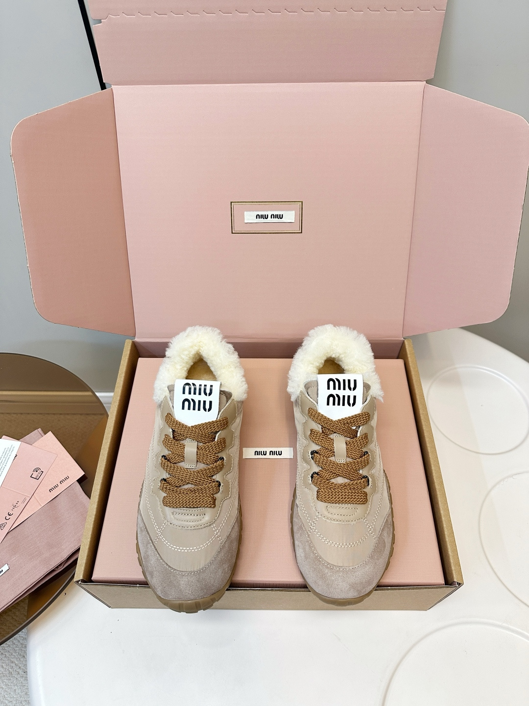 NO:627629,MiuMiu MiuMiu's new autumn and winter plush moral training shoes, MiuMiu's new autumn and winter plush moral training shoes, fabric + suede leather stitching, soft plush interior, super comfortable and warm to wear, rubber tire soles, wear-resistant and strong grip, OK for daily commuting or leisure!  Color matching, retro and versatile, can be worn with skirts and jeans. There are brand logos on the tongue and back of the shoes, exquisite details, fashionable and practical, a must-have in autumn and winter!  Size 35-40 (40.41 customized), casual shoes/sports shoes, miumiu, sneakers, skirts, jeans19860909MiuMiu缪缪秋冬新品毛绒德训鞋 MiuMiu 秋冬新款毛绒德训鞋,织物+绒面皮革拼接,内里柔软毛绒,穿着超舒适又保暖 橡胶轮胎底,耐磨抓地力强,日常通勤或休闲都OK！ 配色,复古百搭,裙装牛仔裤随心搭.鞋舌和背面有品牌徽标,细节精致,时尚实用,秋冬必入！ 码数35-40（40.41订做）,休闲鞋/运动鞋,miumiu,sneakers,skirts,jeans,Women's Shoes