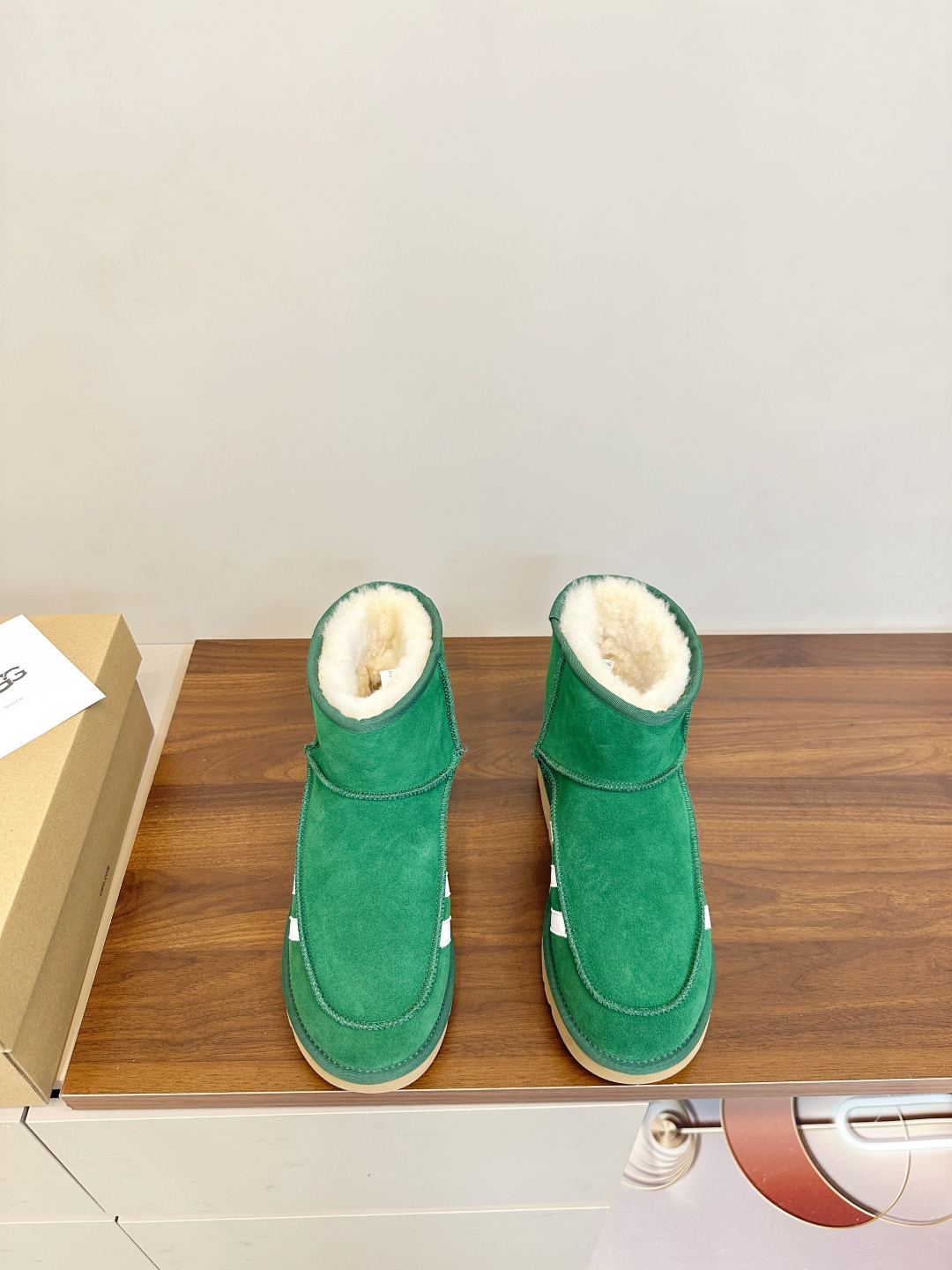 NO:627644,Adidas x UGG joint snow boots Adidas and UGG joint snow boots, green suede + three stripes logo, both sporty and warm!  The sheepskin lining inside is super soft and temperature-locking, making it super warm to wear in winter. The soles are lightweight rubber, non-slip and wear-resistant, so your feet won’t get tired when walking. The short boots are loose and don’t squeeze your feet, and they are very comfortable to wear for a long time. They can be worn with casual pants or skirts, and they can be mixed with sweet and warm or street style. They are a versatile item in autumn and winter!  Fabric: original customized cow lining: original customized wool Foot pad: original customized wool Outsole: original molded wear-resistant molded bottom Size: 35-39 (40 customized), snow boots, adidas, boots, skirts, sheepskin, chamois leather19860909Adidas x UGG联名雪地靴 Adidas和UGG联名雪地靴,绿色麂皮+三条杠 Logo,运动感和温暖感兼具！内里羊皮毛超柔软锁温,冬天穿超暖和》. 鞋底轻质橡胶,防滑耐磨,走路不累脚.短靴设计宽松不挤脚,长时间穿也很舒服,休闲裤or裙装都能搭,甜暖混搭or街头风都OK,是秋冬百搭神器！ 面料:原版定制牛猄 内里:原版定制羊毛 垫脚:原版定制羊毛 大底:原版开模耐磨成型底 码数:35-39（40定制）,雪地靴,adidas,boots,skirts,sheepskin,chamois leather,Women's Shoes