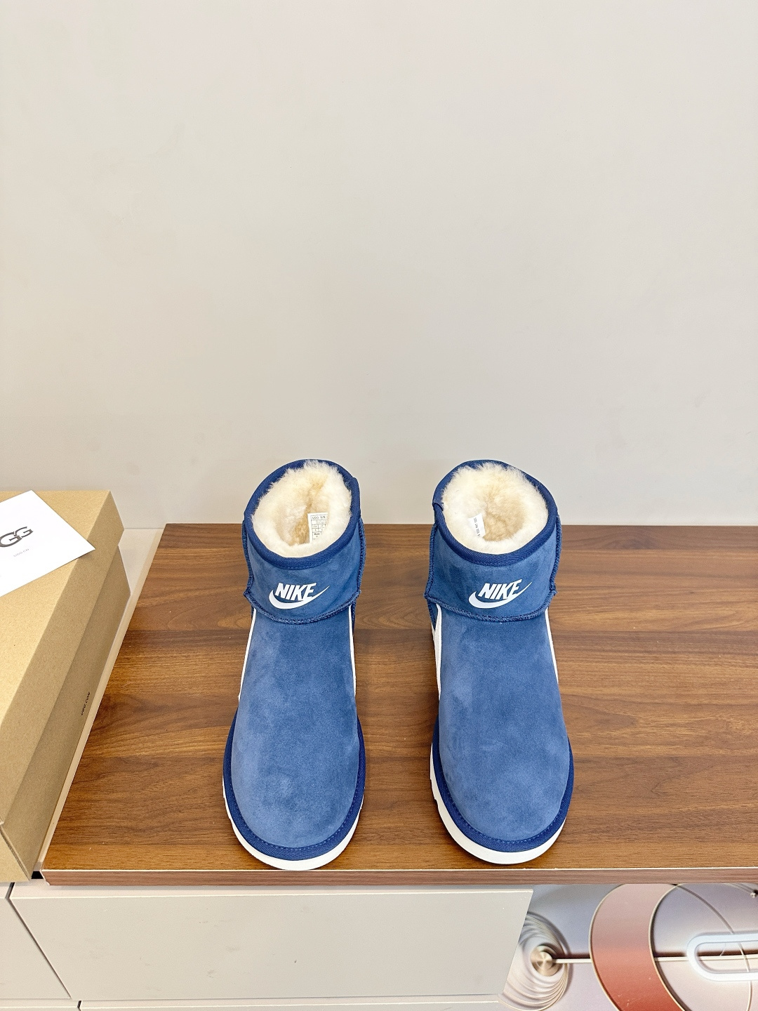 NO:627650,UGG x Nike co-branded snow boots VUGG and Nike co-branded snow boots, classic short boot design, blue suede upper + white Swoosh, full of trend. Pure wool lining, soft and warm, perfect for autumn and winter!  The soles are lightweight rubber, non-slip and wear-resistant, making walking easier. The boots are loose and comfortable to wear for a long time without squeezing the feet (. It can be easily matched with casual pants or skirts, and it is OK for daily outings, street style, and sweet and warm mixes! Fabric: Original customized cowboy Lining: Original customized wool Foot pads: Original customized wool Outsole: Original molded wear-resistant molded sole Size number: 35-39 (40 customized), snow boots, stuart  weitzman,boots,skirts,chamois leather19860909UGG x Nike联名雪地靴 VUGG和Nike联名雪地靴,经典短靴设计,蓝色麂皮鞋面+白色Swoosh,潮流感满满.内里纯羊毛,柔软又保暖,秋冬穿超合适！鞋底轻质橡胶,防滑耐磨,走路更轻松.靴型宽松,长时间穿也很舒服,不挤脚（.无论休闲裤还是裙装都能轻松搭配,日常出街、街头风、甜暖混搭都OK！ 面料:原版定制牛猄 内里:原版定制羊毛 垫脚:原版定制羊毛 大底:原版开模耐磨成型底 码数:35-39（40定制）,雪地靴,stuart weitzman,boots,skirts,chamois leather,Women's Shoes