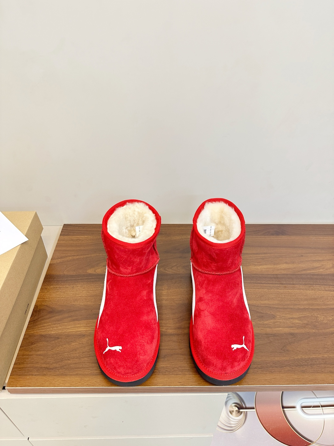 NO:627653,PUMA x UGG joint snow boots PUMA and UGG joint snow boots, red suede upper + white runway stripes, highly recognizable!  PUMA logo on the side, full of sportiness, UGG classic short boot silhouette, warm and fashionable. Customized wool lining, soft and temperature-locking, super comfortable to wear in autumn and winter. The sole is lightweight rubber, non-slip and wear-resistant, suitable for daily commuting and street wear!  Short-cut design, paired with casual pants or skirts, you can easily create a sweet and warm mix. It is a must-have item for autumn and winter trends. Fabric: Original customized cow lining: Original customized wool Foot: Original customized wool Outsole: Original molded wear-resistant molded sole Size number: 35-39 (40 customized), snow boots, boots, skirts, chamois leather19860909PUMA x UGG联名雪地靴 PUMA和UGG联名雪地靴,红色麂皮鞋面+白色跑道条纹,辨识度超高！侧面PUMA标志,运动感满满,UGG经典短靴轮廓,保暖又时髦. 内里定制羊毛,柔软锁温,秋冬穿超舒服.鞋底轻质橡胶,防滑耐磨,日常通勤、街头穿搭都OK！短筒设计,搭配休闲裤或裙装,轻松打造甜暖混搭风,是秋冬潮流必备单品》. 面料:原版定制牛猄 内里:原版定制羊毛 垫脚:原版定制羊毛 大底:原版开模耐磨成型底 码数:35-39（40定制）,雪地靴,boots,skirts,chamois leather,Women's Shoes