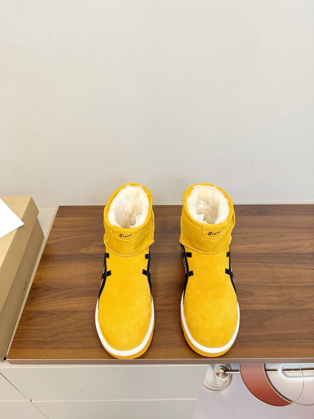 NO:627605,UGG x ASICS co-branded snow boots UGG and ASICS co-branded snow boots, classic short boot design, suede upper + ASICS iconic black stripes, highly recognizable. Sheep fur lining, soft and temperature-locking, super warm in autumn and winter!  The soles are lightweight rubber, non-slip and wear-resistant, making walking easier. The shoe shape is loose and does not squeeze the feet, and is very comfortable to wear for a long time. It can be worn with casual pants or skirts, and you can switch between street fashion or sweet and warm mix and match. Fabric: original customized cow lining: original customized wool Foot pads: original customized wool Outsole: original molded wear-resistant molded sole Size number: 35-39 (customized in 40), snow boots, boots, skirts, sheepskin, chamois leather19860909UGG x ASICS 联名雪地靴 UGG和ASICS联名雪地靴,经典短靴设计,麂皮鞋面+ASICS标志性黑色条纹,辨识度超高.内里羊皮毛,柔软锁温,秋冬穿超暖！ 鞋底轻质橡胶,防滑耐磨,走路更轻松.鞋型宽松不挤脚,长时间穿也很舒服,休闲裤or裙装都能搭,街头潮感or甜暖混搭随心切换. 面料:原版定制牛猄 内里:原版定制羊毛 垫脚:原版定制羊毛 大底:原版开模耐磨成型底 码数:35-39（40定制）,雪地靴,boots,skirts,sheepskin,chamois leather,Women's Shoes