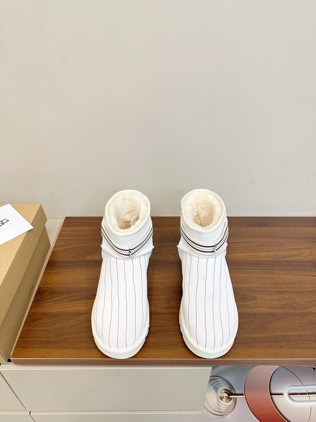 NO:627611,UGG co-branded striped short boots UGG co-branded short boots, classic design with striped elements, white suede upper + black vertical stripes, full of sporty feel!  The boot collar is embellished with webbing, and the layering is up. The sheepskin lining inside is soft and temperature-locking, making it super warm for autumn and winter wear. The lightweight rubber sole is non-slip and wear-resistant, which is OK for daily commuting and street wear. It can be easily worn with casual pants or skirts, and the sweet and warm mix and match style is obtained! Fabric: Original custom-made cow lining: Original custom-made wool Foot pads: Original custom-made wool Outsole: Original open-molded wear-resistant molded sole  Size: 35-39 (40 customized), snow boots, boots, skirts, sheepskin, chamois leather19860909UGG联名款条纹短靴 UGG联名款短靴,经典设计融合条纹元素,白色麂皮鞋面+黑色竖条纹,运动感满满！靴口织带点缀,层次感UP,内里羊皮毛柔软锁温,秋冬穿超暖 .轻质橡胶鞋底防滑耐磨,日常通勤、街头穿搭都OK,休闲裤or裙装都能轻松驾驭,甜暖混搭风get! 面料:原版定制牛猄 内里:原版定制羊毛 垫脚:原版定制羊毛 大底:原版开模耐磨成型底 码数:35-39（40定制）,雪地靴,boots,skirts,sheepskin,chamois leather,Women's Shoes