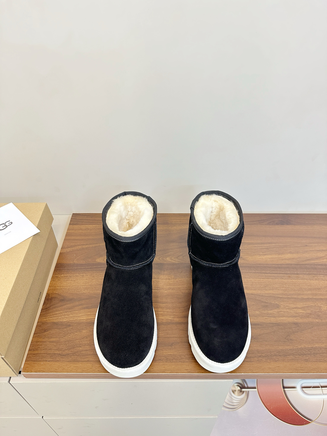 NO:627617,UGG x Converse joint snow boots VUGG and Converse joint snow boots, black suede + white thick sole, simple and fashionable!  The boots have the classic logo of Converse, and the metal eyelets on the sides are very detailed. The thick soles are designed to increase height and keep you warm. They are very suitable for winter. The short-cut style is easy to put on and take off. It can be easily matched for daily commuting or leisure. It is warm and trendy. It is a must-have for young people!  Fabric: Original customized cow lining: Original customized wool Foot pads: Original customized wool Outsole: Original molded wear-resistant molded sole Size number: 35-39 (40 customized), snow boots, converse, versace, boots19860909UGG x Converse 联名雪地靴 VUGG和Converse联名雪地靴,黑色牛反绒+白色厚底,简约又时髦！靴筒有Converse经典Logo,侧面金属孔眼超有细节感.厚底设计增高又保暖,冬天穿超合适,短筒款式方便穿脱,日常通勤或休闲都能轻松搭配,保暖又不失潮流感,年轻人必入！ 面料:原版定制牛猄 内里:原版定制羊毛 垫脚:原版定制羊毛 大底:原版开模耐磨成型底 码数:35-39（40定制）,雪地靴,converse,versace,boots,Women's Shoes