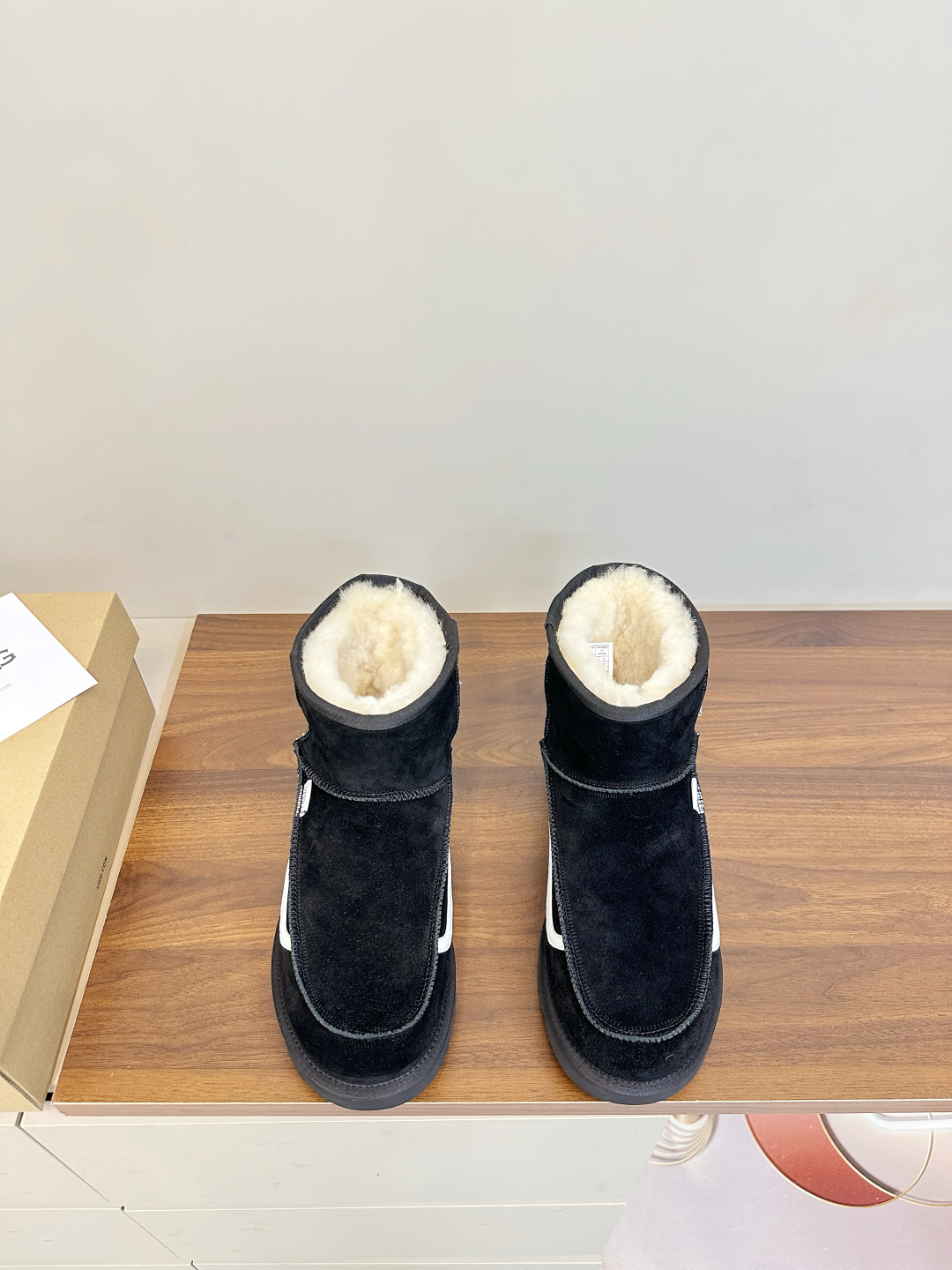 NO:627623,Vans x UGG co-branded snow boots Vans and UGG co-branded these snow boots, black suede + classic checkerboard pattern, full of street style!  The Vans logo on the side is very recognizable, and the UGG sheepskin lining is soft and warm, so it is very suitable for autumn and winter. The thick rubber sole is non-slip and wear-resistant, making walking stable, and the boot shape is loose and does not squeeze the feet. It is also very comfortable to wear for a long time. Whether it is worn with casual pants or a skirt, you can easily switch between sweet and warm or street style, and it is OK for daily outings and outdoors! Fabric: Original custom cowboy Lining: Original custom wool Foot pads: Original custom wool Outsole: Original open-molded wear-resistant molded sole  Size: 35-39 (40 customized), snow boots, boots, skirts, sheepskin, chamois leather19860909Vans x UGG联名雪地靴  Vans和UGG联名的这款雪地靴,黑色麂皮＋经典棋盘格,街头感满满！侧面Vans标志超有辨识度,内里UGG羊皮毛,柔软又保暖,秋冬穿超合适. 厚底橡胶防滑耐磨,走路稳稳的,靴型宽松不挤脚,长时间穿也很舒服.无论搭休闲裤还是裙装,都能轻松切换甜暖or街头风,日常出街、户外都OK! 面料:原版定制牛猄 内里:原版定制羊毛 垫脚:原版定制羊毛 大底:原版开模耐磨成型底 码数:35-39（40定制）,雪地靴,boots,skirts,sheepskin,chamois leather,Women's Shoes