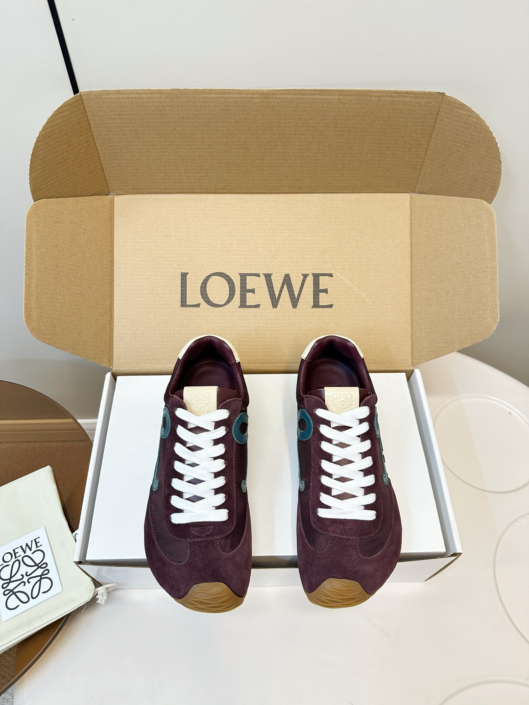 NO:627633,LOEWE Ballet Runner 2.0 Angra burgundy sneakers LOEWE Ballet Runner 2.0 burgundy sneakers, inspired by the fusion of ballet shoes and running shoes, elegant and casual. Burgundy leather + nylon splicing, the cursive 'L' on the side is very recognizable. The rubber sole is light and comfortable, and can be easily worn for daily commuting, skirts, and jeans. Limited to autumn and winter, retro Maillard style, fashionable and practical, is one of LOEWE's popular items. Upper  Deerskin stitched with sheepskin, sheepskin lining size35-45, casual shoes/sports shoes, loewe, sneakers, skirts, sheepskin19860909LOEWE Ballet Runner 2.0安格拉酒红色运动鞋 LOEWE Ballet Runner 2.0酒红运动鞋,灵感融合芭蕾舞鞋与跑鞋,优雅又休闲.酒红皮革+尼龙拼接,侧边草写“L”超有辨识度艹. 橡胶鞋底轻便舒适,日常通勤、裙装、牛仔都能轻松驾驭.秋冬季节限定,复古美拉德风格,时尚又实用,是LOEWE热门单品之一 鞋面 鹿皮拼接羊皮 内里绵羊皮 size35-45,休闲鞋/运动鞋,loewe,sneakers,skirts,sheepskin,Women's Shoes