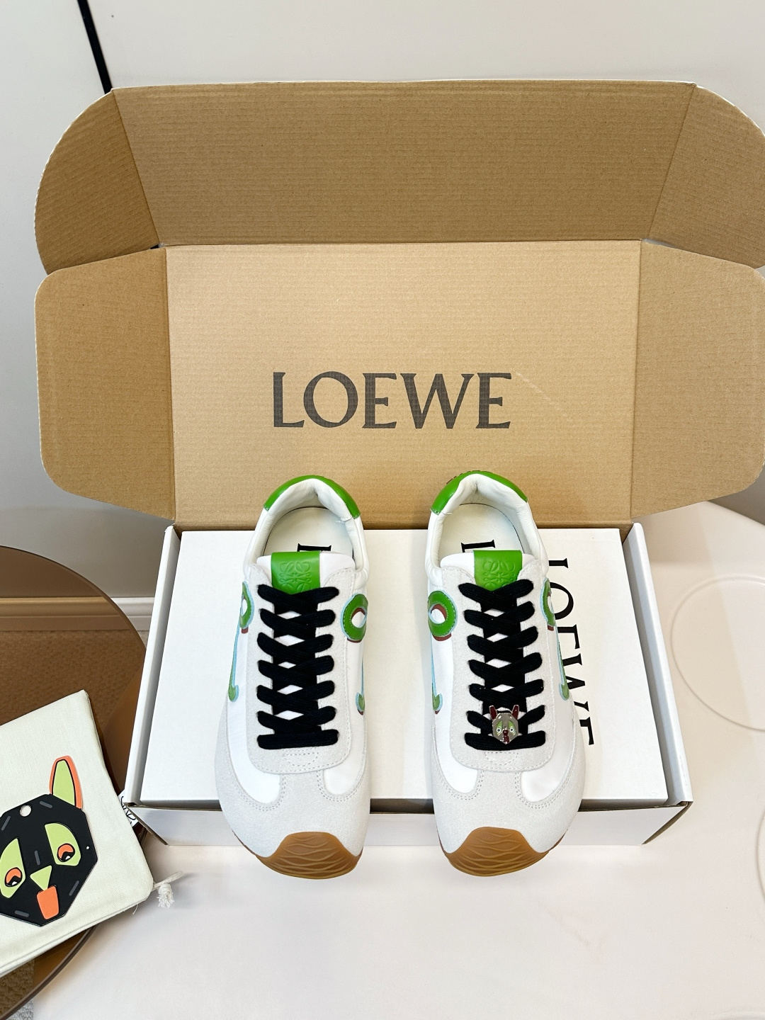 NO:627639,Top version (with airplane case) Loewe Louis Wain co-branded ballet shoes Moral training shoes Loewe x Louis Wain co-branded Ballet Runner ballet shoes, fresh, simple and eye-catching!  The shoelaces are equipped with detachable cat pendants, and the insoles have cartoon cat patterns, which are full of interesting details. The rubber soles are light and comfortable, making daily wear stress-free. Inspired by the cat theme of British artist Louis Wain, it is both artistic and fashionable. It is a limited edition and is perfect for those who like unique designs. Upper: nubuck leather splicing mesh, lining sheepskin size 35-45, casual shoes/sports shoes, louis  vuitton,loewe,sneakers,sheepskin19860909顶级版本（配飞机盒） Loewe Louis Wain 联名芭蕾舞鞋 德训鞋 Loewe x Louis Wain联名Ballet Runner芭蕾舞鞋,清新简约超吸睛！ 鞋带配可拆卸猫咪挂件,鞋垫有卡通猫图案,细节满满超有趣型. 橡胶鞋底轻盈舒适,日常穿搭无压力.灵感来自英国艺术家Louis Wain的猫主题,艺术感与时尚兼具,是限量款,超适合喜欢独特设计的你艹. 鞋面 磨砂皮拼接网布 内里绵羊皮 size35-45,休闲鞋/运动鞋,louis vuitton,loewe,sneakers,sheepskin,Women's Shoes