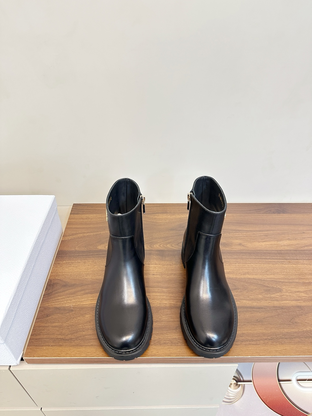 NO:630683,Dior simple style fashion CD letter buckle motorcycle boots short boots Dior new autumn and winter thick-soled short boots, high-quality leather + delicate luster, perfect texture!  The boot shaft is printed with the 'Christian Dior PARIS' logo, which makes the brand highly recognizable. The thick-soled design is both taller and more comfortable, and the non-slip texture is perfect for daily wear in autumn and winter. The side zipper is easy to put on and take off, fashionable and practical, and has a simple and neat style. It can be matched with jeans or skirts, and it can easily enhance your look!  Fabric waxed calfskin, soft and delicate, lining sheepskin, padding sheepskin, original molded rubber sole, size 35-40 (customized at 40.41), boots, dior, boots, skirts, jeans, cowhide, sheepskin19860909Dior 简约风 时尚CD字母扣机车靴 短靴 Dior秋冬新款厚底短靴,优质皮革+细腻光泽,质感满分！靴筒印有“Christian Dior PARIS”标志,品牌辨识度超高. 厚底设计增高又舒适,防滑纹路超适合秋冬日常穿搭.侧边拉链方便穿脱,时尚实用兼备,简约利落风格,百搭牛仔裤、裙装都OK,轻松提升造型感！ 面料打蜡小牛皮 柔软细腻 内里羊皮、垫脚羊皮 原版开模橡胶底 码数35-40（40.41订做）,靴子,dior,boots,skirts,jeans,cowhide,sheepskin,Women's Shoes