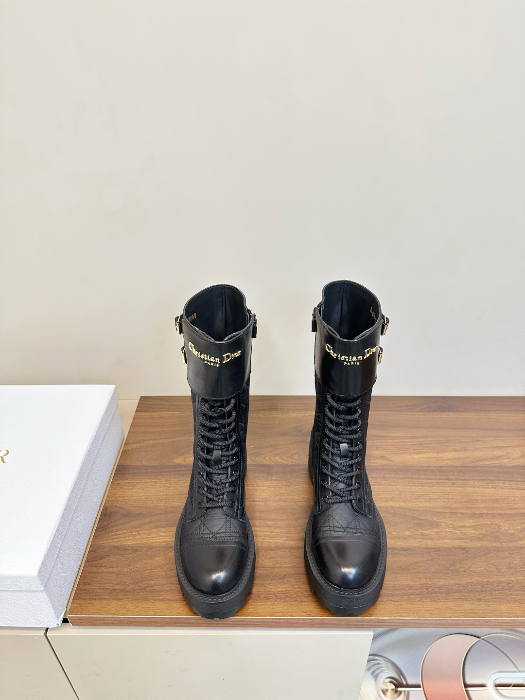 NO:630679,Dior cannage pattern lace-up Martin boots Dior cannage pattern lace-up Martin boots, black first-layer cowhide + classic cannage pattern stitching, perfect texture!  Thick-soled rubber soles are both taller and more comfortable, and are perfect for autumn and winter wear. Double-metal buckles + side zippers on the boot shaft make them easy to put on and take off and have a sense of design. The combination of straps and thick soles makes them full of motorcycle style and can be easily used for commuting, street, and outdoor use. They are fashionable and practical!  Upper calfskin spliced ​​with satin fabric, lining sheepskin, original molded rubber foam sole, size 35-40 (custom-made 40.41, boots, dior, boots, cowhide, sheepskin, silk fabric19860909Dior 藤格纹 绑带马丁靴 Dior藤格纹绑带马丁靴,黑色头层牛皮＋经典藤格纹缝线,质感满分！厚底橡胶鞋底,增高又舒适,秋冬穿超合适 . 靴筒双金属扣带+侧拉链,穿脱方便还很有设计感.绑带和厚底结合,机车风十足,通勤、街头、户外都能轻松驾驭,时髦又实用！ 鞋面小牛皮拼接绸缎布 内里羊皮 原版开模橡胶发泡底 码数35-40（40.41订做,靴子,dior,boots,cowhide,sheepskin,silk fabric,Women's Shoes