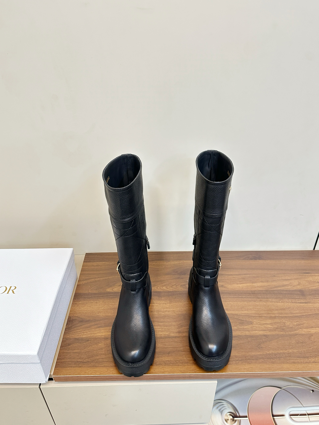 NO:630681,Dior D-Major knight boots, pebbled cowhide high boots VDior D-Major knight boots, black cow leather + corrugated rubber thick sole, retro British style, super stylish!  There is a 'Christian Dior' logo on the top of the boot shaft, the nylon strap is adjustable, and the details are perfect. The notched sole is embellished with lucky star symbols, brass rings + technical fabric straps, both texture and comfort. It is an artifact of autumn and winter wear, which can be easily used for commuting, street, and formal occasions. It shows long legs and is versatile. Sizes 35-41 are a must-have for sisters with thin feet!  Upper pebbled cowhide, inner sheepskin lining, original molded rubber outsole, size 35-40 (customized at 40.41), boots, dior, boots, cowhide, sheepskin19860909Dior D-Major骑士靴 荔枝纹牛皮高靴 VDior D-Major骑士靴,黑色牛皮革+波纹橡胶厚底,复古英伦风超有型！靴筒顶部有“ChristianDior”标志,尼龙带可调节,细节满分艹.凹口鞋底点缀幸运星符号,黄铜饰环+科技面料饰带,质感与舒适兼备.秋冬穿搭神器,通勤、街头、正式场合都能轻松驾驭,显腿长又百搭,尺码35-41,瘦脚姐妹必入！ 鞋面荔枝纹牛皮 内里羊皮里 原版开模橡胶大底 码数35-40（40.41订做）,靴子,dior,boots,cowhide,sheepskin,Women's Shoes