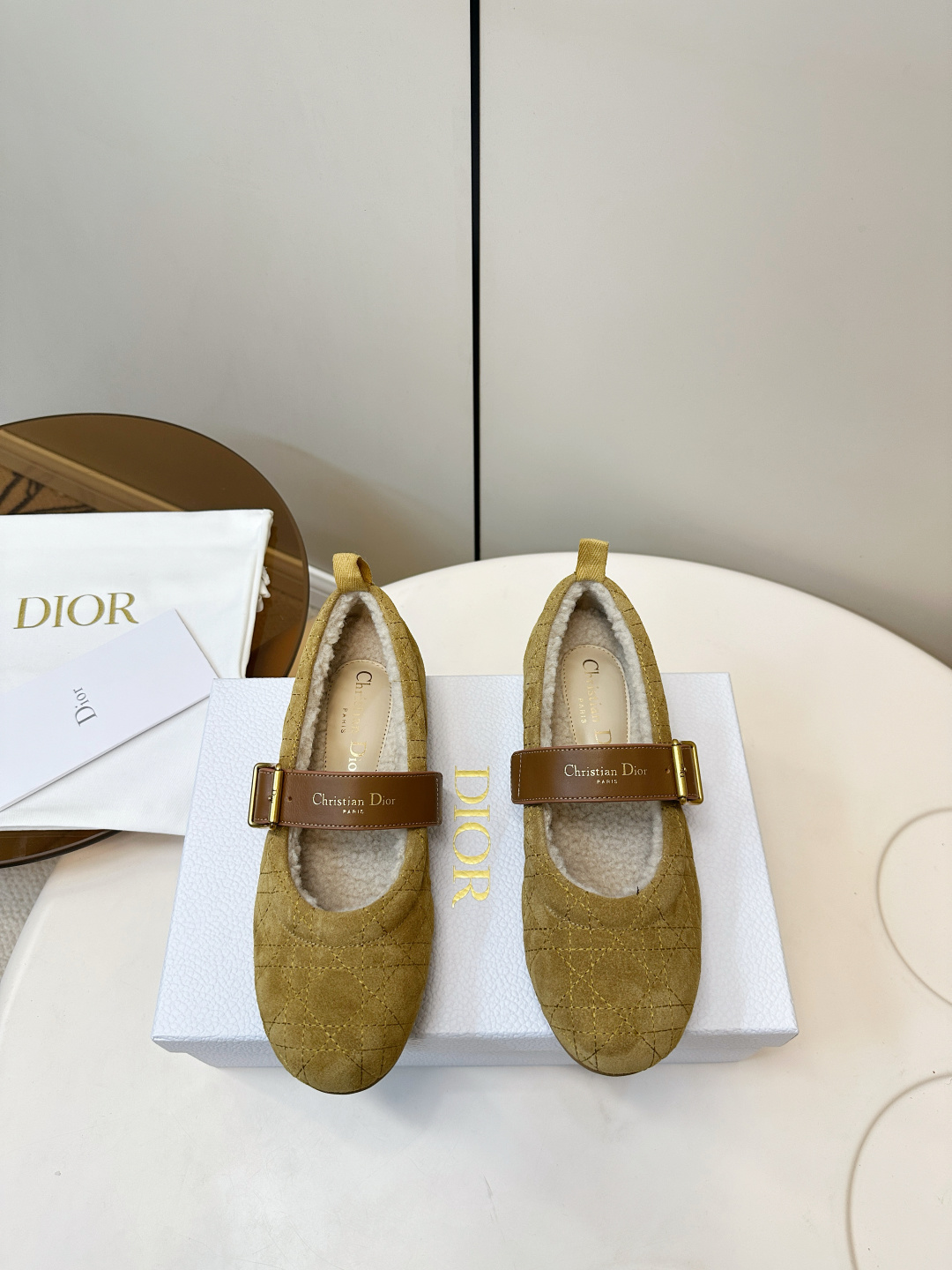 NO:630676,Dior 2025 autumn and winter cashmere Mary Jane shoes, ballet flats, the 'gentle armor' for sweet and cool girls, the diamond quilted design is so exciting to me!  The black model is low-key and luxurious, while the brown model is retro and gentle. The instep is wrapped in lambswool and is super warm. When paired with a metal buckle, it instantly enhances sophistication. Paired with a skirt, it looks like a Disney princess on the run. Paired with wide-leg pants, it instantly transforms into a Korean-style Omni. Small sisters can wear it to look taller and more distinguished!  High mercerized cowhide upper + diamond pattern embroidery, the texture is delicate and high-end. The lining is grade A sheepskin + sheep wool, soft and warm, super comfortable to wear in winter!  Size 35-40 original molded rubber sole, mary jane, dior, mary jane, flats, skirts, sheepskin19860909Dior 2025秋冬羊绒玛丽珍鞋 芭蕾舞平底鞋 甜酷女孩的“温柔盔甲” 菱格纹绗缝设计太戳我了！黑色款低调奢华,棕色款复古温柔,羊羔毛包裹脚背超暖,金属扣带一搭,瞬间提升精致度～配裙装是迪士尼在逃公主,搭阔腿裤秒变韩系欧尼,小个子姐妹冲它,显高又显贵！ 高丝光牛绒鞋面+菱格纹刺绣,质感细腻又高级. 内里A级羊皮+绵羊毛,柔软保暖,冬天穿超舒服！ 码数35-40 原版开模橡胶底,玛丽珍,dior,mary jane,flats,skirts,sheepskin,Women's Shoes