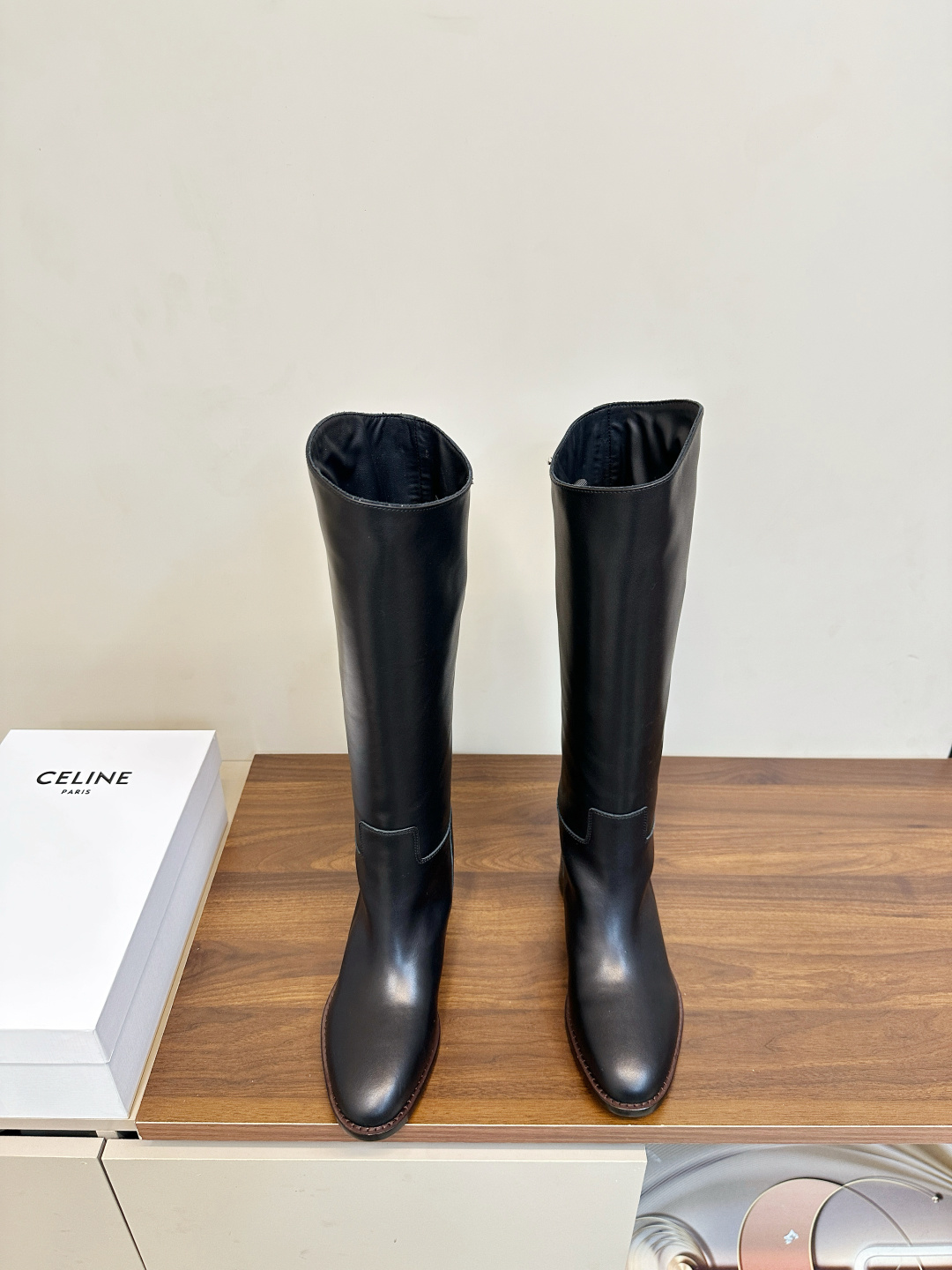 NO:653516,CELINE 25p Arc de Triomphe Knight Boots CELINE Arc de Triomphe Knight Boots are made of soft calfskin and silk cowhide lining, super comfortable to wear!  The boots are stamped with the Arc de Triomphe logo, giving them a full sense of brand. The Italian genuine leather outsole is durable and non-slip, making them suitable for commuting and going out on the street in autumn and winter. The boots are just the right height, modifying your leg shape, and look great with skirts or trousers. They are retro European and American style, fashionable and practical, and are a must-have high-end item for autumn and winter!  Size 35-40 (40.41 customized), boots, celine, boots, skirts, cowhide, Leather soles19860909CELINE 25p凯旋门骑士靴 CELINE凯旋门骑士靴,选用柔软小牛皮,内里丝绸牛皮,穿着超舒适！靴筒有凯旋门烫金Logo,品牌感满满. 意大利真皮大底,耐用又防滑,秋冬通勤、出街都很适合.靴筒高度刚好,修饰腿型,搭配裙装或裤装都很出彩,复古欧美风,时尚又实用,是秋冬必入的高端单品！ 码数35-40（40.41订做）,靴子,celine,boots,skirts,cowhide,Leather soles,Women's Shoes