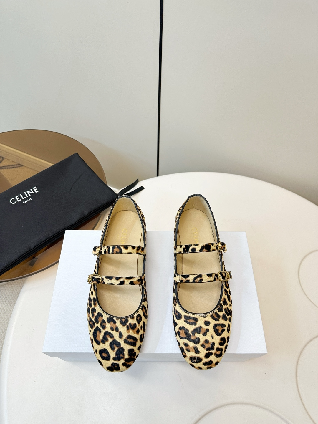 NO:653567,CELINE | LES BALLERINES Double Strap Mary Jane Flats CELINE Les Ballerines black gold Mary Jane shoes, double strap + metal buckle design, simple, elegant and retro. They are very comfortable for daily commuting or long-term wear. The round toe design makes the feet smaller, full of French romantic atmosphere, and can be easily matched with skirts and trousers. It is a versatile artifact in spring and summer!  Lambskin upper is soft and breathable, water-dyed cowhide lining, Italian leather sole, size 35-40 (custom-made for 40, ballet shoes, celine, mary jane, flats, skirts, cowhide, sheepskin19860909CELINE| LES BALLERINES双袢带玛丽珍平底鞋 CELINE Les Ballerines黑金玛丽珍鞋,双袢带+金属扣设计,简约优雅又复古.日常通勤或长时间穿都很舒适心.圆头设计显脚小,法式浪漫氛围感满满,裙装裤装都能轻松搭配,是春夏百搭神器！ 小羊皮鞋面柔软透气, 内里水染牛皮, 意大利真皮底 码数35-40（40订做,芭蕾舞鞋,celine,mary jane,flats,skirts,cowhide,sheepskin,Women's Shoes