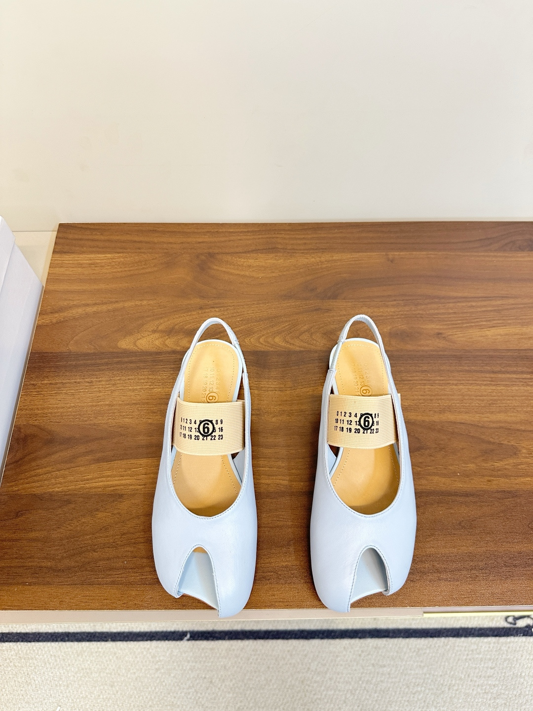 NO:653561,MM6 Margiela split-toe Mary Jane sandals N.MM6 Margiela split-toe Mary Jane sandals are made of sheepskin upper. They are soft and comfortable, retro and modern. The split-toe design is inspired by Japanese footbags. With a thick heel and a hollow back, it is comfortable and fashionable. The upper has a brand logo and full details, suitable for daily or light formal occasions. MIM6 is known for its deconstruction and innovative design. This shoe continues the brand's avant-garde style and is perfect for you who like unique designs! Upper sheepskin fabric, lining sheepskin, foot pads, water-dyed cowhide, outsole, thickened genuine leather sole, heel height 1cm/7cm, size 35-40 (customized at 40.41), sandals, masion margiela, masion margiela, sandals, mary jane, cowhide, sheepskin19860909MM6马吉拉分趾玛丽珍后空凉鞋 N.MM6马吉拉这款分趾玛丽珍鞋,采用羊皮鞋面 柔软舒服,复古又现代,分趾设计灵感源自日本足袋,搭配粗跟和后空,舒适又时髦. 鞋面有品牌标识,细节满分,适合日常或轻正式场合穿搭.MIM6以解构主义和创新设计著称,这款鞋延续了品牌的先锋风格,超适合喜欢独特设计的你！ 鞋面 羊皮面料 内里羊皮 垫脚水染牛皮 大底加厚真皮底 跟高1cm/7cm 码数35-40（40.41订做）,凉鞋,masion margiela,masion margiela,sandals,mary jane,cowhide,sheepskin,Women's Shoes