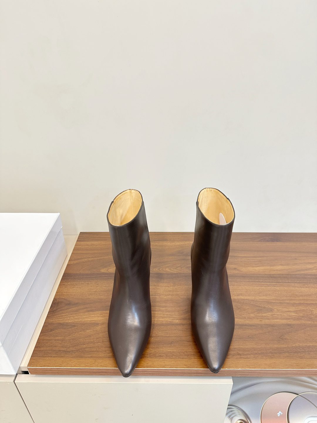 NO:653547,MM6 Margiela pointed-toe sexy high-heeled short boots P. These black pointed-toe leather short boots are made of high-quality genuine leather. The upper is smooth and delicate, and the texture is perfect. The pointed-toe design + stiletto heel, about 7cm, elongates the leg line and is suitable for commuting and dating. The ankle-length boots are stress-free for autumn and winter wear. The black color is versatile and can be easily worn with skirts and trousers.  The sheepskin lining is soft, comfortable to wear, and you won't feel tired after walking for a long time. Minimalist style, practical and fashionable, it is a must-have item for your autumn and winter wardrobe!  Size 35/40 (40.41 customized), boots, masion margiela, masion margiela, boots, skirts, sheepskin19860909MM6 马吉拉 尖头性感高跟 短靴 P 这款黑色尖头真皮短靴,采用优质真皮,鞋面光滑细腻,质感满分艹. 尖头设计+细高跟,约7cm,拉长腿部线条,通勤约会都很适合.及踝靴筒,秋冬穿搭无压力,黑色百搭,裙装裤装都能轻松驾驭. 绵羊皮内里柔软,穿着舒适,长时间走路也不累.极简风格,实用又时髦,是秋冬衣橱必备单品！ 码数35/40（40.41订做）,靴子,masion margiela,masion margiela,boots,skirts,sheepskin,Women's Shoes