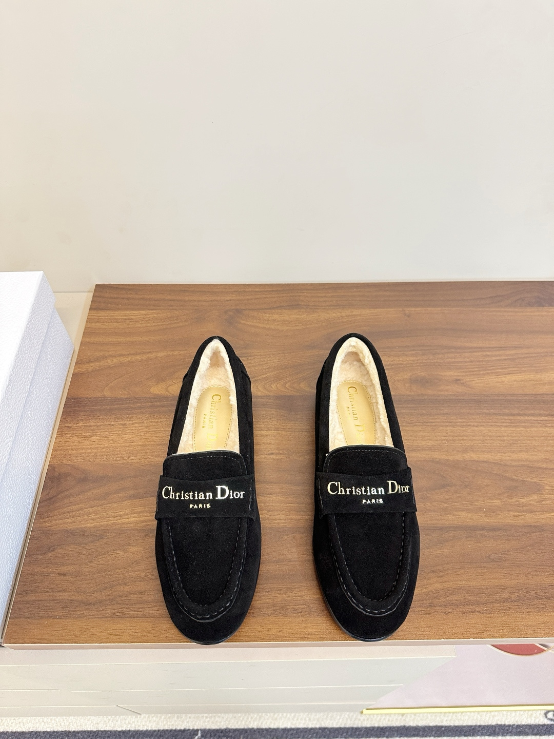 NO:653528,Dior 25P autumn and winter lamb wool loafers Dior winter loafers, suede + lamb wool lining, soft and warm, super comfortable to wear in winter!  There is a 'Christian Dior' metal logo on the upper, which is low-key and recognizable. The flat-soled design is suitable for commuting and leisure. It has a shallow mouth and is easy to put on and take off. Pair it with a woolen coat or jeans for a laid-back and elegant look!  Size 35-40 (40.41 customized) Italian leather injection molded non-slip outsole, loafers, dior, dior, loafers, jeans, chamois leather19860909Dior 迪奥 25P 秋冬羊羔毛乐福鞋 Dior冬季乐福鞋,麂皮+羊羔毛内衬,柔软又保暖,冬天穿超舒服！鞋面有“Christian Dior”金属标,低调又有辨识度.平底设计,通勤休闲都OK,浅口一脚蹬,穿脱超方便～搭配呢子大衣或牛仔裤,慵懒贵气感拿捏住啦！ 码数35-40（40.41订做） 意大利真皮注塑防滑大底,乐福鞋,dior,dior,loafers,jeans,chamois leather,Women's Shoes