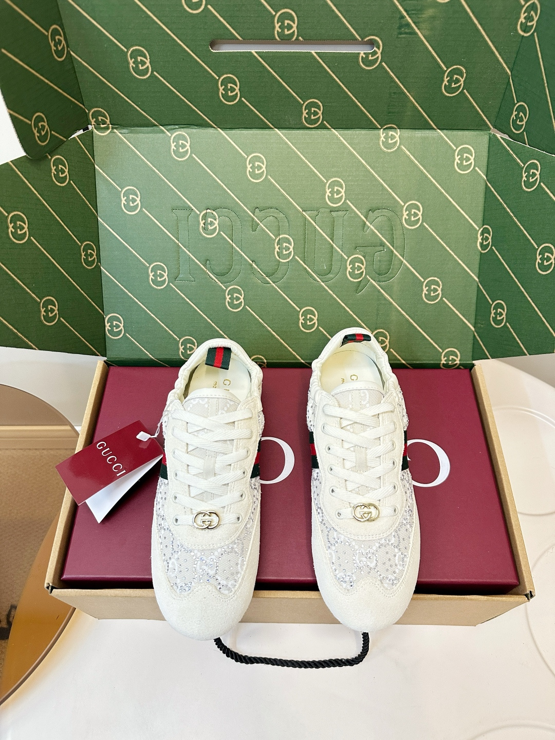 NO:653541,Gucci Shift series of sparkling diamond sneakers, moral training shoes Gucci Shift series of sparkling diamond sneakers, double G presbyopia fabric + leather stitching, upper decorated with imitation crystals, full of luxury!  Classic red and green webbing + metal double G logo, super brand recognition. Thin sole design, comfortable for daily wear or long walks. Retro shell toe shape, small feet and fashionable, easy to wear skirts and jeans. Designed by Demna Gvasalia, it is both fashionable and functional, and is one of Gucci's popular items!  Fabric: deerskin spliced ​​old floral fabric + sheepskin, lining chiffon fabric, padding sheepskin, code size 35-40 (40.41 custom-made, casual shoes/sports shoes, gucci, sneakers, skirts, jeans, sheepskin19860909Gucci Shift 系列闪钻运动鞋 德训鞋 Gucci Shift系列闪钻运动鞋,双G老花布+皮革拼接,鞋面点缀仿水晶,奢华感满满！经典红绿织带+金属双G标志,品牌辨识度超高号 .轻薄鞋底设计,日常穿搭或长时间行走都很舒适.贝壳头复古造型,显脚小又时髦,裙装牛仔裤都能轻松驾驭 .Demna Gvasalia主导设计,时尚与功能兼备,是Gucci热门单品之一！ 面料 鹿皮拼接老花布+羊皮 内里雪纺布 垫脚羊皮 码数35-40（40.41订做,休闲鞋/运动鞋,gucci,sneakers,skirts,jeans,sheepskin,Women's Shoes