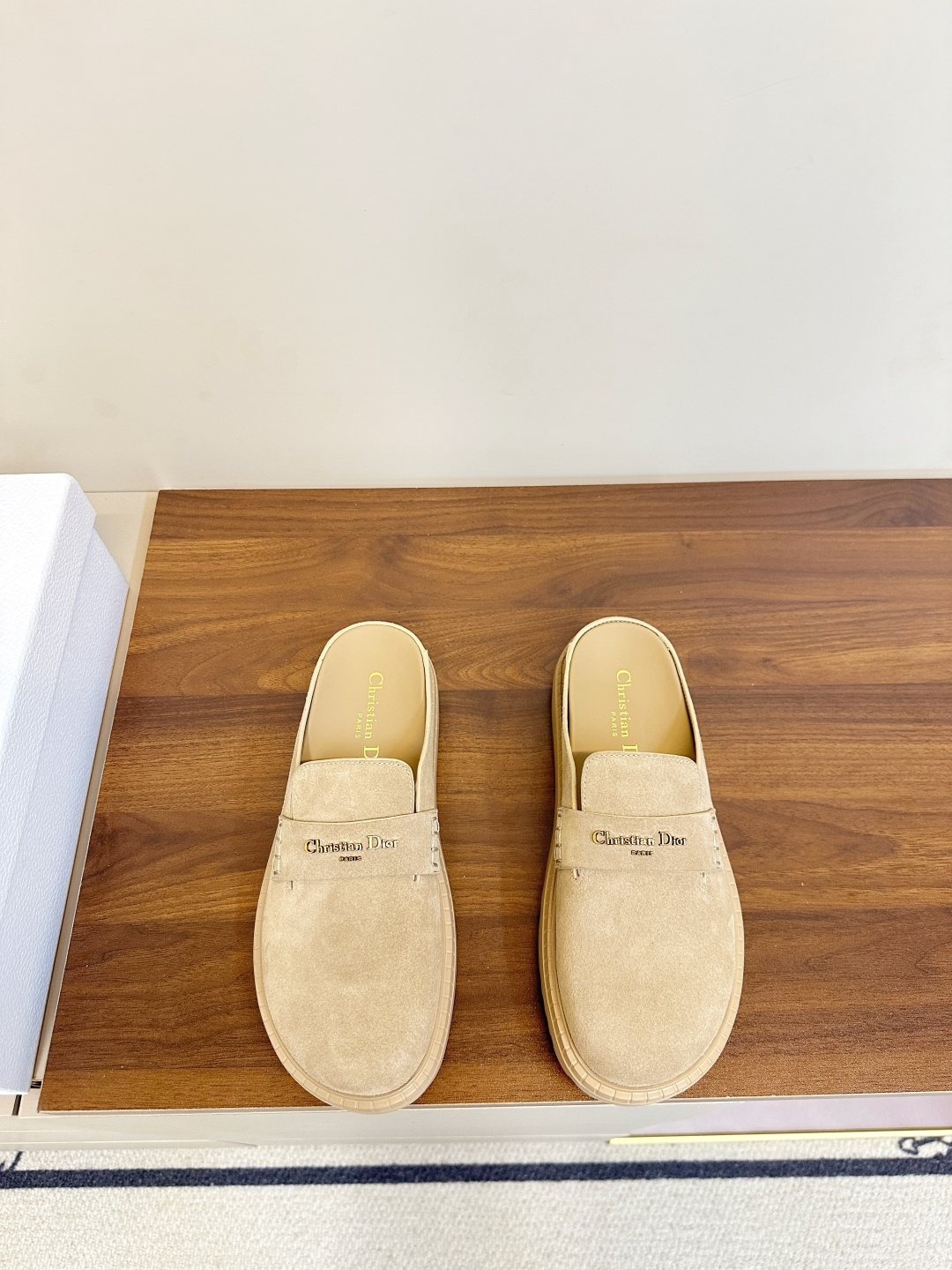 NO:653522,DIOR/Cruise26 Early Spring New Suede Mule Slippers Dilireba Paris Fashion Week Same Style Dior 2026 Early Spring Series Suede Mule Slippers, soft suede material, khaki color, low-key and versatile, the metal 'Christian Dior' logo on the upper is very recognizable. Thick-soled design, comfortable and fashionable to wear, can be easily used for daily commuting or leisure. .Heelless design, easy to put on and take off, simple and elegant style, looks great with trousers or skirts in autumn and winter. High-end fashion items, with both quality and design! Upper material is deerskin, lining is sheepskin! Thick bottom 4cm, size 35-40 (40.41 custom-made, half drag, dior, slippers, skirts, sheepskin, chamois leather19860909DIOR/Cruise26早春新款 麂皮穆勒拖鞋 迪丽热巴巴黎时装周 同款 Dior 2026早春系列麂皮穆勒拖鞋,柔软麂皮材质,卡其色低调百搭,鞋面金属“Christian Dior”标志超有辦识度.厚底设计,穿着舒适又时髦,日常通勤或休闲都能轻松驾驭. .无后跟设计,穿脱方便,简约优雅风格,秋冬搭配裤装或裙装都很出彩.高端时尚单品,品质与设计感兼具！ 鞋面鹿皮材质 内里羊皮！ 厚底4cm 码数35-40（40.41订做,半拖,dior,slippers,skirts,sheepskin,chamois leather,Women's Shoes