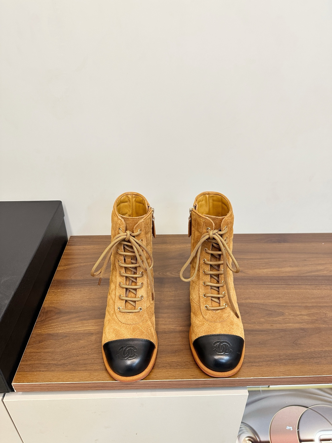 NO:653515,CHANEL 26C diamond suede color-blocked short boots Martin boots Chanel 26C series short boots, suede splicing + black toe, classic diamond stitching, perfect details!  The 5cm thick heel design is stable and comfortable for walking, and is suitable for commuting and shopping. The double C logo on the toe is very recognizable, and the strap + side zipper makes it easy to put on and take off and fashionable. The suede leather texture is high-end, and it can be paired with a coat or skirt in autumn and winter. It is easy to wear with a sweet and cool style. It is a fashionable item with both practicality and design!  Upper suede stitched calfskin lining sheepskin lining, original open mold diamond pattern rubber sole size 35-40 (40 customized), boots, chanel, chanel, boots, skirts, cowhide, sheepskin, chamois leather19860909CHANEL 26C菱格麂皮拼色短靴 马丁靴 香奈儿26C系列短靴,麂皮拼接+黑色鞋头,经典菱格纹缝线,细节满分！ 5cm粗跟设计,走路稳又舒适,通勤逛街都OK.鞋头双C标志超有辨识度,绑带+侧拉链,穿脱方便又时髦. 麂皮质感高级,秋冬搭配大衣或裙装,甜酷风轻松拿捏,是实用与设计感兼具的时尚单品！ 鞋面 绒面皮拼接小牛皮 内里羊皮内里、 原版开模菱格纹橡胶底 码数35-40（40订做）,靴子,chanel,chanel,boots,skirts,cowhide,sheepskin,chamois leather,Women's Shoes