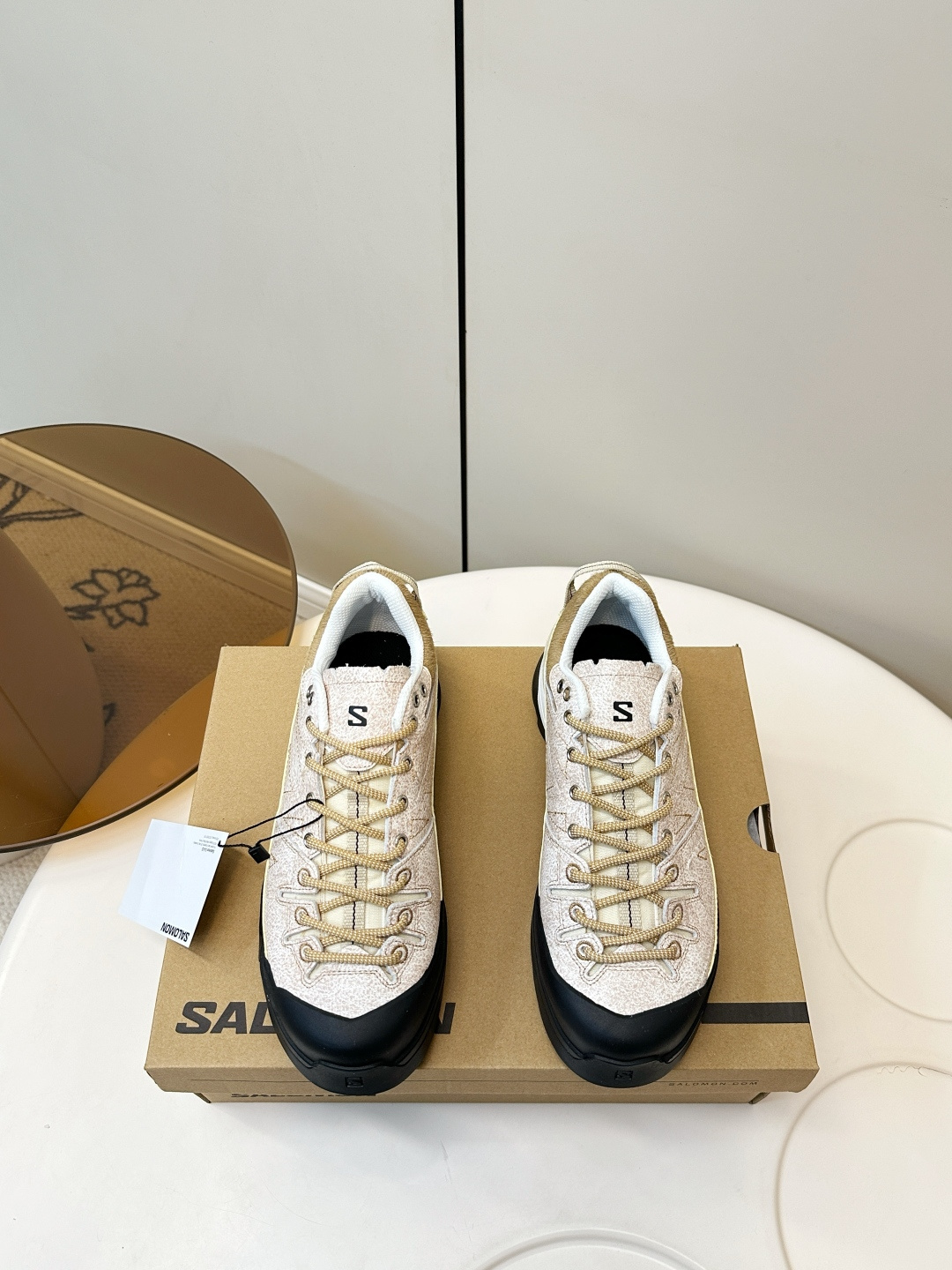 NO:653497,SALOMON｜Salomon X-ALP SUEDE hiking shoes, outdoor sports shoes, Salomon X-ALP SUEDE hiking shoes, retro and fashionable!  The dark brown rubber sole has a strong grip and is suitable for outdoor activities such as hiking and mountain climbing. It can also be easily used in daily wear. The shoe shape fits the foot and is very comfortable to wear for a long time. It has both function and appearance. Outdoor enthusiasts and fashion players can't put it down!  Upper color cowhide + calfskin, lining breathable mesh, original molded rubber non-slip outsole, size female 35-40 (customized for 40, male 39-44 (customized for 45, casual shoes/sports shoes, loro piana, sneakers, cowhide)19860909SALOMON｜萨洛蒙X-ALP SUEDE徒步鞋 户外运动鞋 萨洛蒙X-ALP SUEDE徒步鞋,复古又时髦！深棕橡胶鞋底抓地力超强,适合徒步、登山等户外活动,也能轻松驾驭日常穿搭.鞋型贴合脚部,长时间穿也很舒适,兼具功能与颜值,户外爱好者和潮流玩家都爱不释手！ 鞋面花色牛皮+小牛皮 内里透气网布 原版开模橡胶防滑大底 size女35-40（40订做  男39-44（45订做,休闲鞋/运动鞋,loro piana,sneakers,cowhide,Women's Shoes