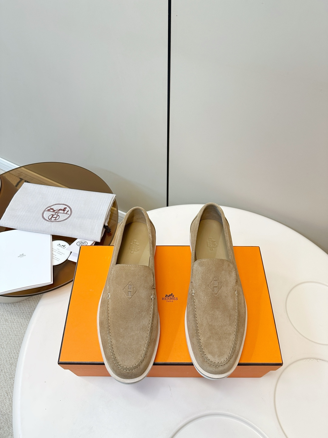 NO:707739,HERMES Loafers for Couples (Men's Size) Classic suede hand-stitched Mark thread, delicate, low-key and luxurious texture. White rubber sole, light and comfortable, suitable for long-term wear. One-leg design is super convenient, easy to control for commuting and leisure. The 3D embossed H logo on the upper is low-key and recognizable, and the overall is simple and versatile, making it easy to create an 'old money style' outfit. It is a must-have item in the shoe cabinet. High-quality deerskin upper, sheepskin lining  Outsole wear-resistant rubber foam combination genuine leather edge strip Code number female 35-41 (customized at 40.41 male 39-45 (customized at 46), loafers, hermes, hermes, loafers, sheepskin, chamois leather19860909HERMES爱马仕情侣款乐福鞋（男码） 经典麂皮手工缝马克线 质感细腻低调奢华.白色橡胶鞋底,轻便舒适,适合长时间穿着.一脚蹬设计超方便,通勤休闲都能轻松驾驭. 鞋面3D压印H标志低调有辨识度,整体简约百搭,轻松打造“老钱风”穿搭,鞋柜必备单品. 鞋面优质鹿皮 内里羊皮内里 大底耐磨橡胶发泡组合真皮沿条 码数女35-41（40.41订做 男39-45（46订做,乐福鞋,hermes,hermes,loafers,sheepskin,chamois leather,Women's Shoes