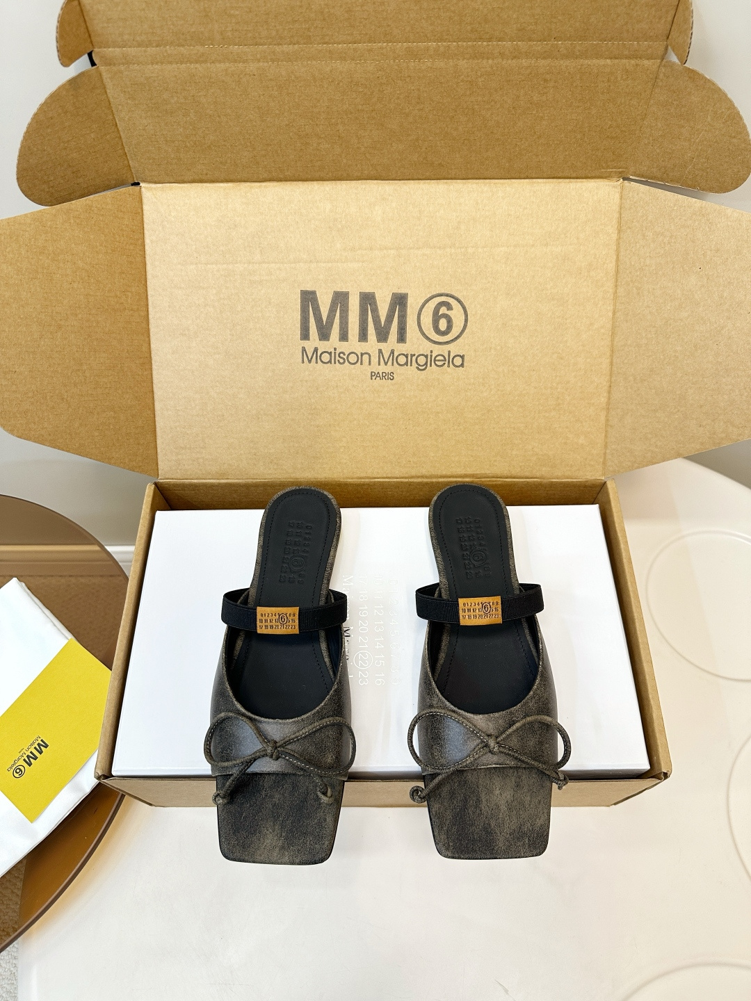 NO:707728,MM6 Maison Margiela Square Toe Bow Mule Slippers MM6 Maison Margiela square toe ballet Mule slippers, the bow on the upper is very recognizable!  The back hollow Muller design + elastic band is easy to put on and take off, fits the shape of the foot, is comfortable and fashionable, and can be easily controlled for daily commuting and leisure. You can match skirts and jeans as you like, elegant and casual, and you can easily get a high-level sense of relaxation!  The upper is made of cracked Napa cowhide, the sole is Italian genuine leather, the texture is perfect, the size is 35-39 (40.41 customized., slippers, ballet shoes, masion margiela, masion margiela, slippers, skirts, jeans, cowhide19860909MM6马吉拉方头蝴蝶结穆勒拖鞋 MM6 Maison Margiela方头芭蕾穆勒鞋,鞋面蝴蝶结超有辨识度！后空穆勒设计+弹力带,穿脱方便,贴合脚型,舒适又时髦,日常通勤、休闲都能轻松驾驭,裙装牛仔裤随心搭配,优雅又随性,轻松get高级松弛感！ 鞋面爆裂纹Napa牛皮 鞋底意大利真皮,质感满分, 码数35-39（40.41定制.,拖鞋芭蕾舞鞋,masion margiela,masion margiela,slippers,skirts,jeans,cowhide,Women's Shoes