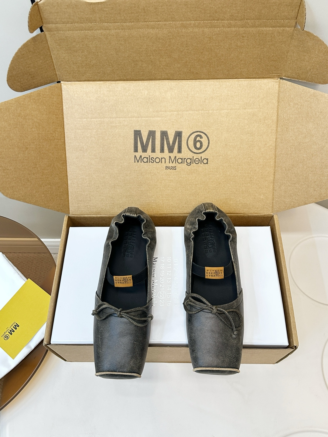 NO:707737,MM6 Maison Margiela Square Toe Bow Ballet Mary Jane Dance Shoes MM6 Maison Margiela Square Toe Ballet Mules, elastic design on the heel + super recognizable webbing, easy to put on and take off, fit the foot shape, comfortable and fashionable. It can be easily controlled for daily commuting and leisure. Match skirts and jeans as you like, elegant and casual, and easily get a high-level sense of relaxation!  The upper is made of retro cracked cowhide and the sole is Italian genuine leather with perfect texture, size 35-39 (40.41 customized.), slippers and ballet shoes, masion margiela, masion margiela, mary jane, slippers, skirts, jeans, cowhide19860909MM6马吉拉方头蝴蝶结芭蕾舞玛丽珍跳舞鞋 MM6 Maison Margiela方头芭蕾穆勒鞋,后跟弹力设计+超有辨识度织带,穿脱方便,贴合脚型,舒适又时髦 日常通勤、休闲都能轻松驾驭,裙装牛仔裤随心搭配,优雅又随性,轻松get高级松弛感！ 鞋面复古爆裂纹牛皮 鞋底是意大利真皮,质感满分, 码数35-39（40.41定制.）,拖鞋芭蕾舞鞋,masion margiela,masion margiela,mary jane,slippers,skirts,jeans,cowhide,Women's Shoes