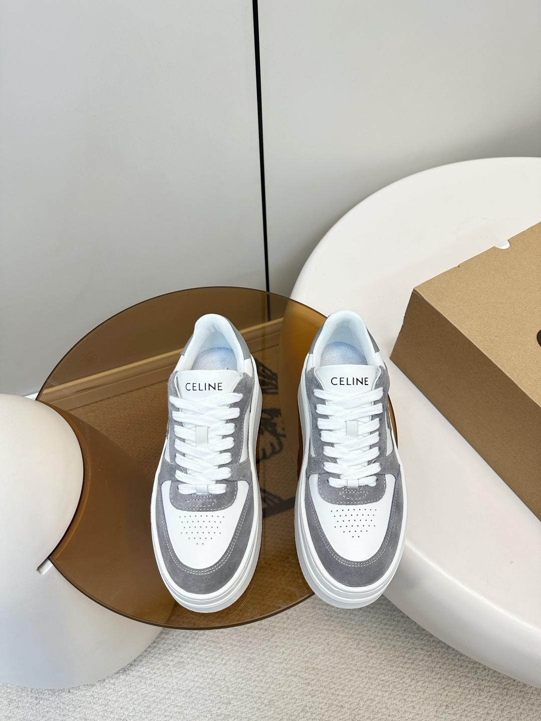 NO:707722,Celine Block Arc de Triomphe thick-soled sneakers, white shoes Celine Block series thick-soled sneakers, color-blocking design. The Arc de Triomphe logo on the side is super recognizable, and the thick sole increases the height by about 5cm, which is a great tool for lengthening your legs!  It can be easily used for daily commuting and leisure. It looks great with trousers or skirts. It is fashionable and practical. It is a classic and versatile style of Celine and is loved by everyone~ Fabric calfskin/cashmere splicing Breathable mesh lining Original open-molded rubber foam outsole Size 35-40 (40.41 custom-made, casual shoes/sports shoes, celine, sneakers, skirts, cowhide19860909Celine Block 凯旋门 厚底运动鞋 小白鞋 Celine Block系列厚底运动鞋,拼色设计.侧面凯旋门 Logo超有辨识度,厚底增高约5cm,显腿长神器！日常通勤、休闲都能轻松驾驭,搭配长裤或裙装都很出彩,时髦又实用,是Celine经典百搭款,深受大家喜爱～ 面料小牛皮/羊绒拼接 内里透气网布 原版开模橡胶发泡大底 码数35-40（40.41订做,休闲鞋/运动鞋,celine,sneakers,skirts,cowhide,Women's Shoes