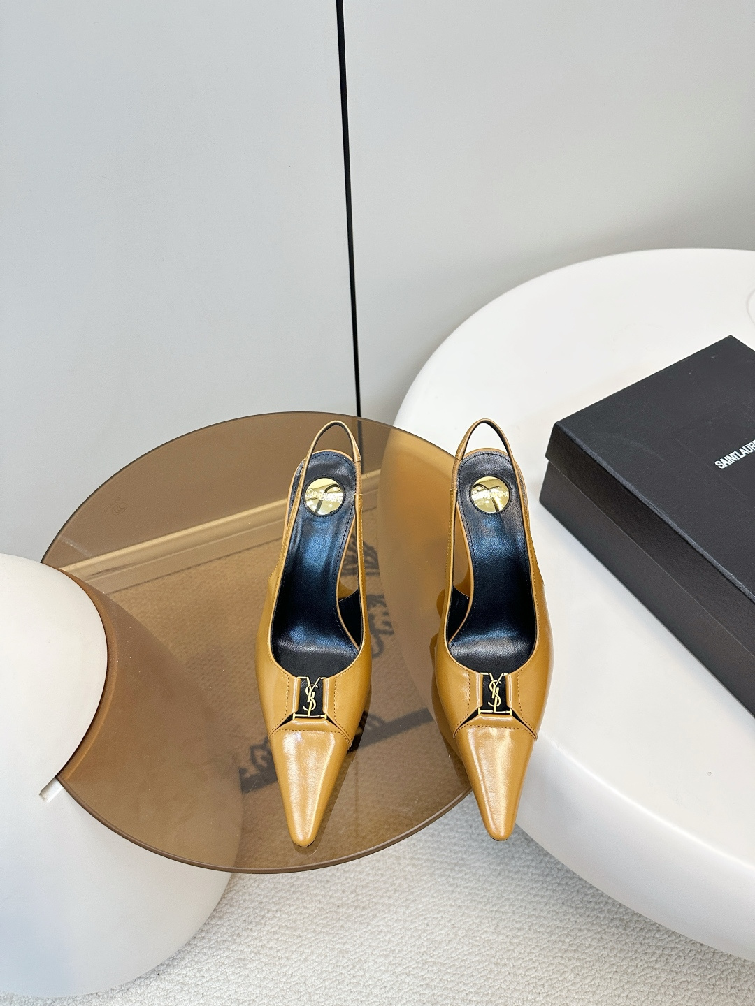 NO:707721,Saint Laurent｜YSL Saint Laurent light luxury style sexy high heels and sandals YSL 25SS new spring and summer high heels, made of cowhide + metal logo buckle, perfect brand recognition!  The pointed toe stiletto heel design, about 10cm high, is elegant and sexy. The thin straps at the back are more breathable. It is very suitable for spring and summer. It is low-key and high-key, and can be easily used for commuting, dinners, and parties. It goes well with skirts or slim-fitting trousers, and it directly enhances your temperament!  Upper oil-waxed calfskin/cowhide, lining high-quality goatskin lining, Italian genuine leather bottom, size 35-40 (customized at 40.41.42), high-heeled sandals, saint laurent, saint laurent, saint laurent, sandals, high heels, skirts, cowhide, sheepskin19860909Saint Laurent｜YSL圣罗兰轻奢风性感高跟鞋凉鞋 YSL 25SS春夏新款高跟鞋,牛皮材质+金属Logo扣,品牌辨识度满分！尖头细跟设计,约10cm跟高,优雅又性感,后空细带更透气,春夏穿超合适心.低调高级,通勤、晚宴、派对都能轻松驾驭,搭配裙装或修身裤装都很出彩,气质直接拉满 ！ 鞋面油蜡小牛皮/牛皮 内里优质山羊皮内里 意大利真皮底 码数35-40（40.41.42订做）,高跟鞋凉鞋,saint laurent,saint laurent,saint laurent,sandals,high heels,skirts,cowhide,sheepskin,Women's Shoes