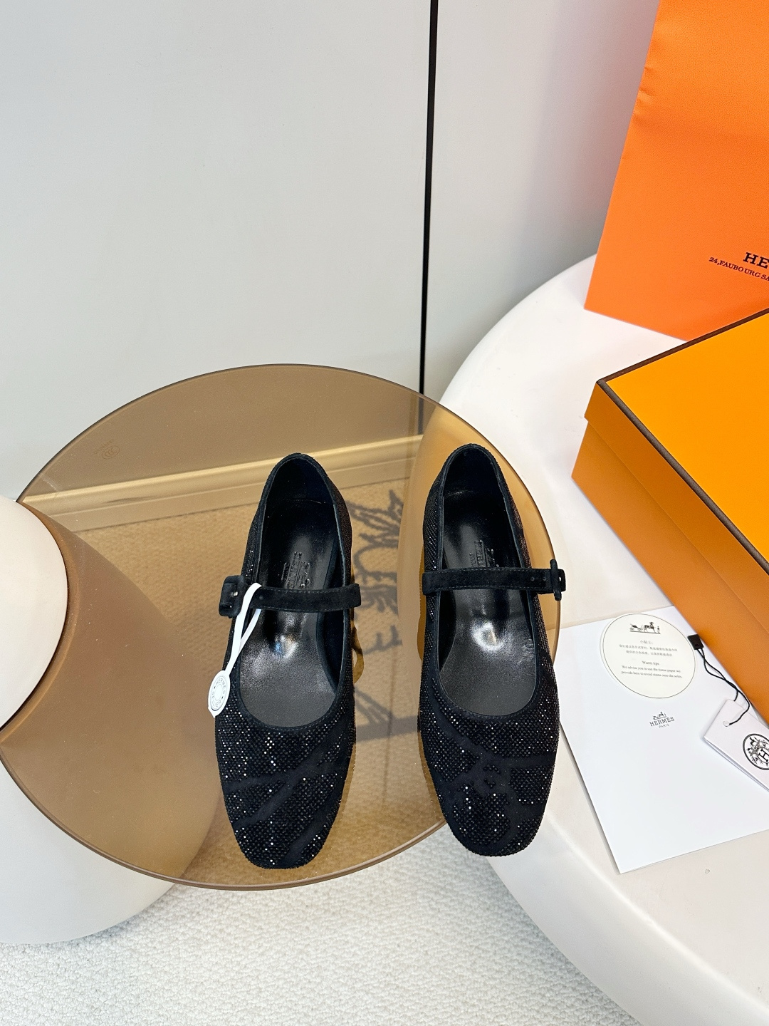 NO:707744,[Top Quality] HERMES | Hermès 2025 Autumn and Winter Rhinestone Mary Jane Flats Hermès 2025 Autumn and Winter Rhinestone Mary Jane Shoes, inspired by the theme of 'Painting with Craftsmanship'. The upper is densely covered with rhinestones, matched with black lines, full of geometry, luxurious and modern!  Classic Mary Jane design, instep strap + metal buckle, elegant and practical. Italian leather soles are light and practical, easy to control in daily or formal occasions. The rhinestones shine super brightly in the light, which is the highlight of the autumn and winter series, highlighting the brand's craftsmanship and innovation. Sheep leather lining, size 35-40 (40.41.42 custom-made, single shoes, hermes, hermes, mary jane, flats, sheepskin19860909【顶级品质】 HERMES｜爱马仕2025秋冬水钻玛丽珍平底鞋 爱马仕2025秋冬水钻玛丽珍鞋,灵感来自“绘聚匠心”主题. 鞋面密布水钻,搭配黑色线条,几何感十足,奢华又现代！经典玛丽珍设计,脚背绑带 +金属扣,优雅实用. 意大利真皮鞋底轻便又实用,日常或正式场合都能轻松驾驭. 水钻在光线下超闪耀,是秋冬系列亮点单品,彰显品牌工艺与创新力 内里绵羊皮内里 码数35-40（40.41.42订做,单鞋,hermes,hermes,mary jane,flats,sheepskin,Women's Shoes