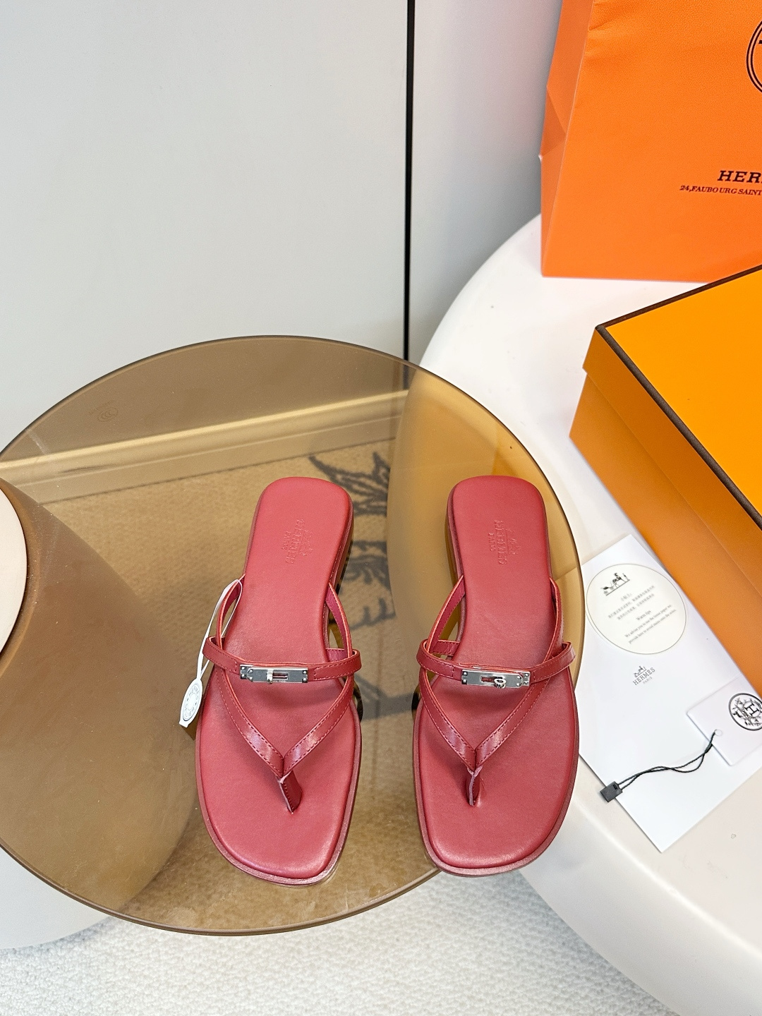 NO:707741,Hermes 26 new Kelly buckle flip-flops Hermes Kelly buckle flip-flops, classic design + iconic Kelly metal buckle, highly recognizable!  Simple and versatile, it is super refreshing to wear in summer. It is flat and lightweight, comfortable for daily life or vacation, and its ergonomic design makes you not tired after walking for a long time. The Kelly buckle has exquisite details and a full sense of brand, making it the perfect choice for summer wear!  High-quality cowhide upper, soft and delicate, padded sheepskin, Italian genuine leather sole, size 35/42 (customized at 40.41.42), split-toe shoes, hermes, hermes, cowhide, sheepskin19860909Hermes 爱马仕26新品Kelly扣人字拖 Hermes Kelly扣人字拖,经典设计+标志性Kelly 金属扣,辨识度超高！简约百搭,夏天穿超清爽.平底轻便,日常或度假都很舒适,人体工学设计,长时间走路也不累.Kelly扣细节精致,品牌感满满,是夏日穿搭的点睛之选！ 优质牛皮鞋面,柔软细腻 垫脚羊皮 意大利真皮底 码数35/42（40.41.42订做）,分趾鞋,hermes,hermes,cowhide,sheepskin,Women's Shoes