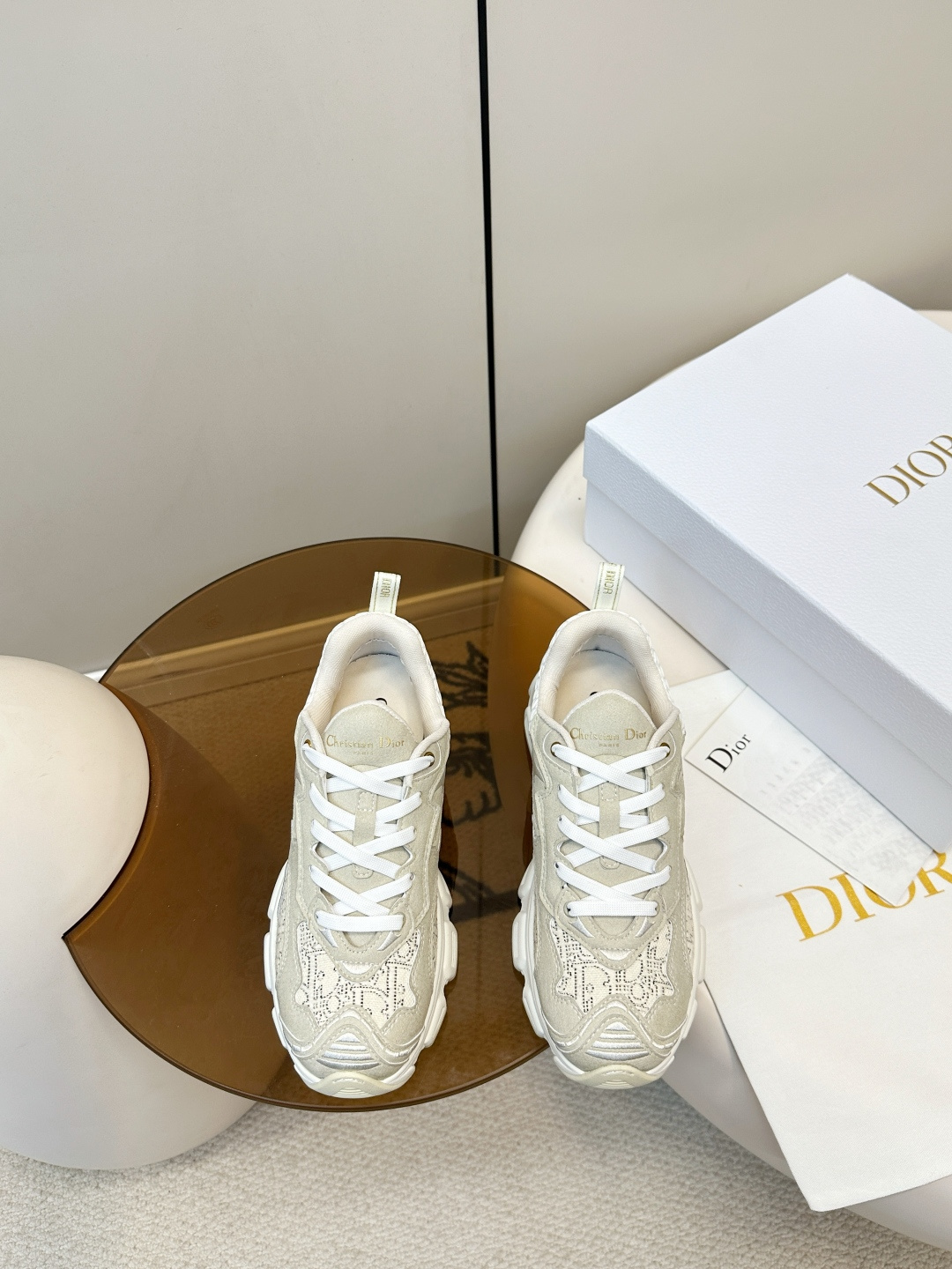 NO:707729,Dior Oblique thick-soled dad shoes running sneakers Dior Oblique thick-soled dad shoes, classic Oblique pattern + mesh and leather stitching, perfect texture!  The thick-soled design is about 4cm taller and is cushioned and comfortable, making it suitable for daily wear or long-term walking. The off-white + light gray color scheme is versatile and fashionable, and can be easily controlled in all seasons. The shoe shape fits the foot, is breathable and not stuffy, and is both fashionable and practical. It is one of the representative models of the Dior casual shoe series. The upper is made of multi-material splicing, and the lining is breathable mesh. The outsole is original molded rubber foam sole.  Size 35-40 (customized at 40.41.42), dad shoes, dior, sneakers19860909Dior Oblique 厚底老爹鞋 跑步运动鞋 Dior Oblique厚底老爹鞋,经典Oblique图案+网布与皮革拼接,质感满分！厚底设计增高约4cm,缓震舒适,日常穿搭或长时间行走都很友好.米白+浅灰配色,百搭又时髦,四季都能轻松驾驭. 鞋型贴合脚部,透气不闷脚,兼具时尚与实用,是Dior休闲鞋系列的代表款之一心. 鞋面多材质拼接 内里透气网布 大底原版开模橡胶发泡底 码数35-40（40.41.42订做）,老爹鞋,dior,sneakers,Women's Shoes